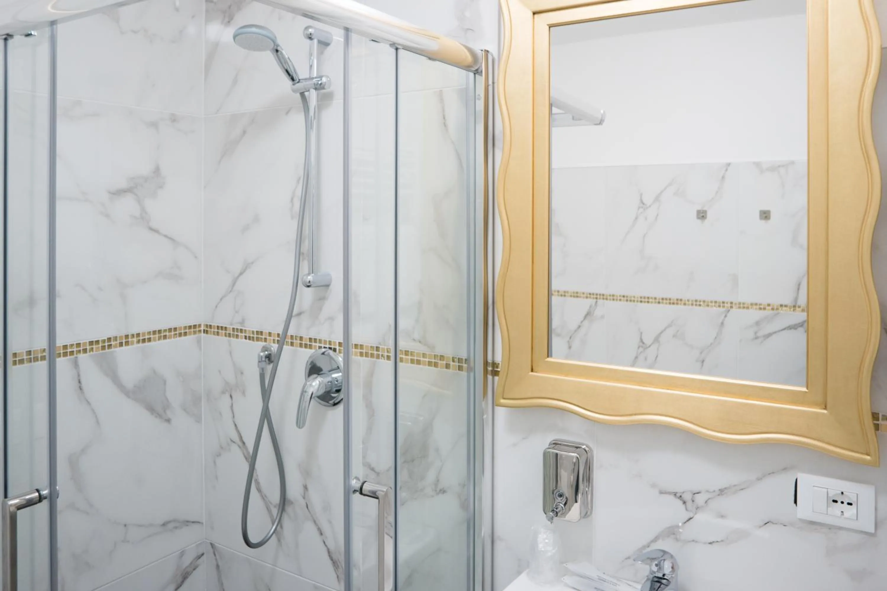 Bathroom in Guest House Train Station Venice - Atika & Atif