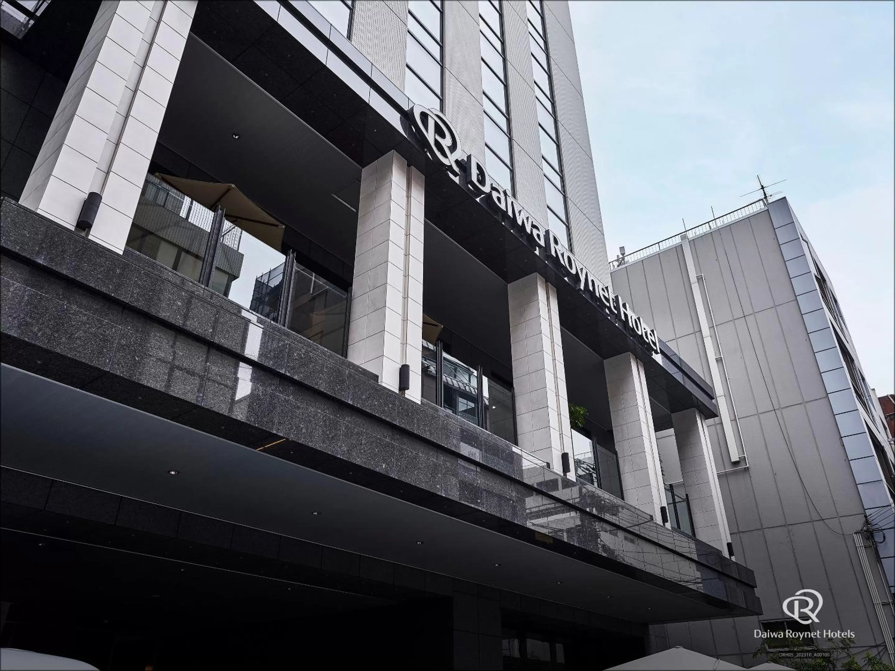 Property building in DEL style Osaka-Shinsaibashi by Daiwa Roynet Hotel