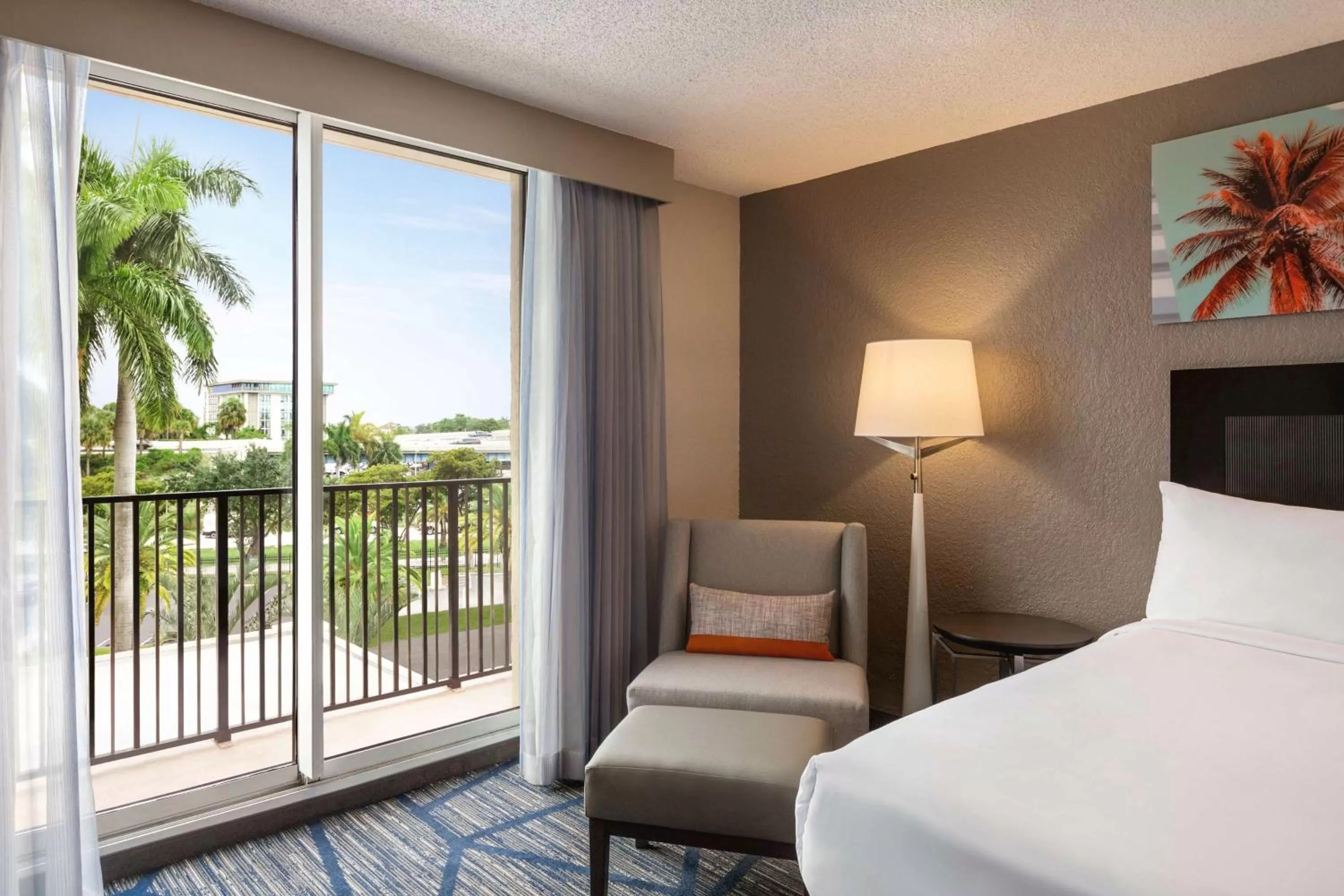 View (from property/room), Bed in Embassy Suites by Hilton Miami International Airport