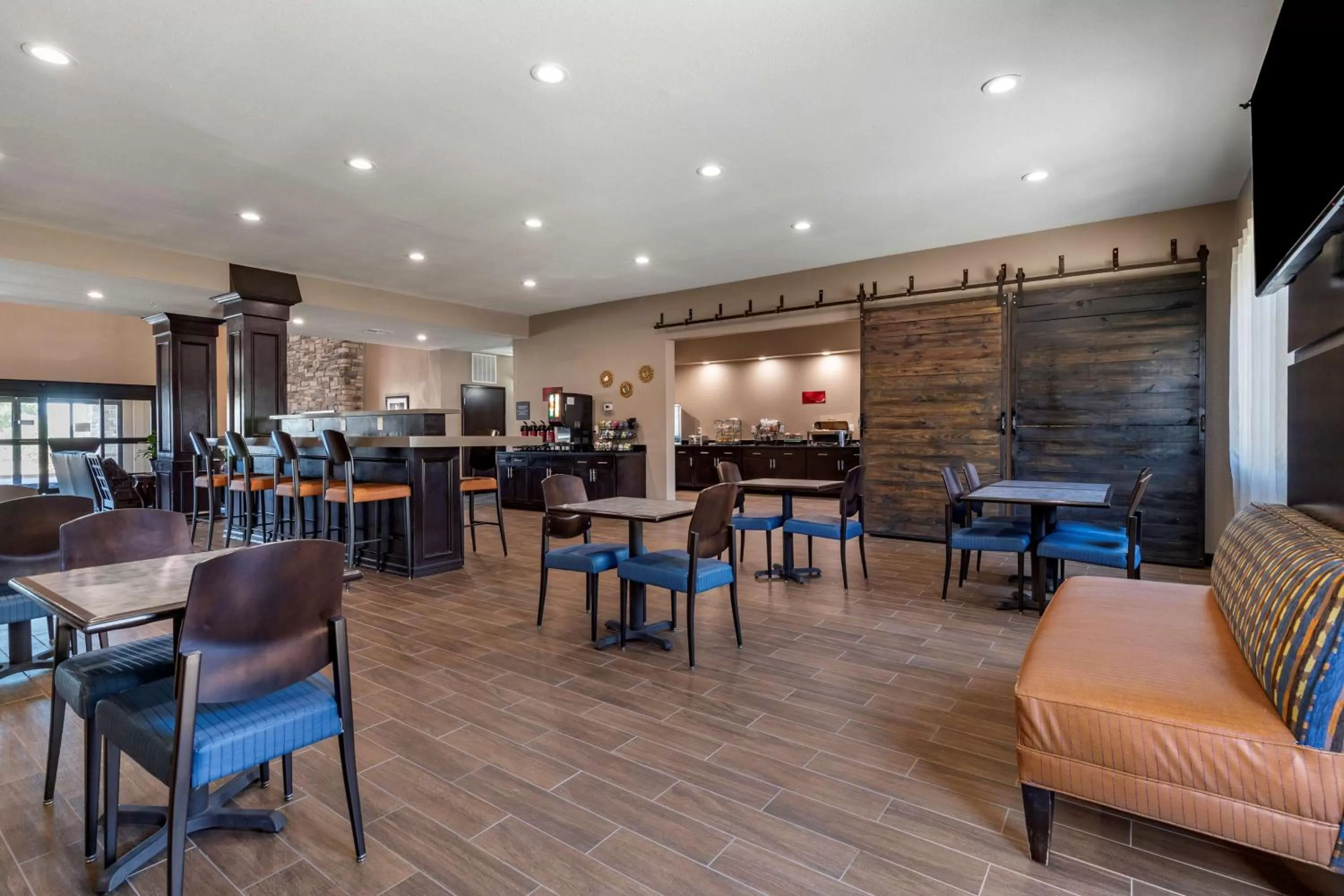 Breakfast in Best Western Plus Big Lake Inn