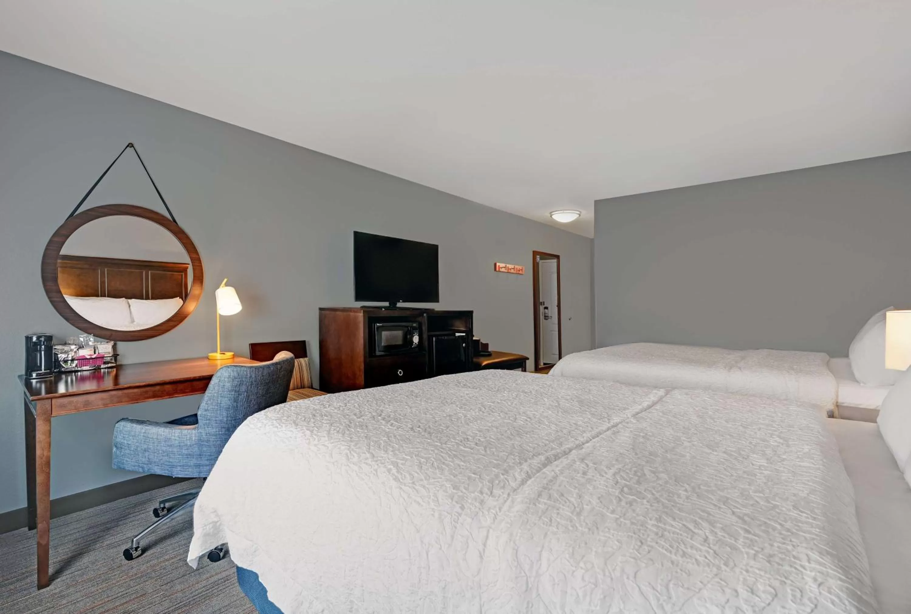 Bedroom, Bed in Hampton Inn Farmington