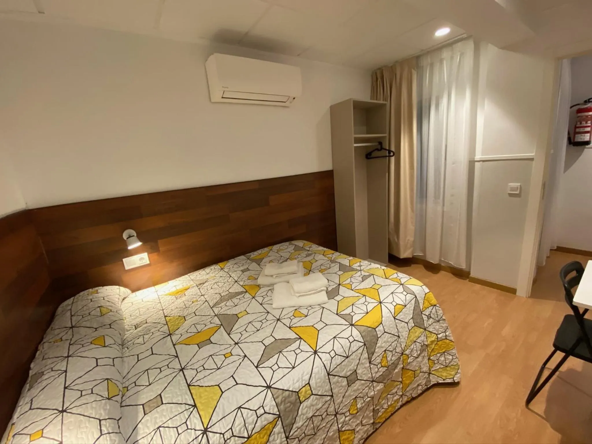 Photo of the whole room, Bed in Far Home Gran Vía