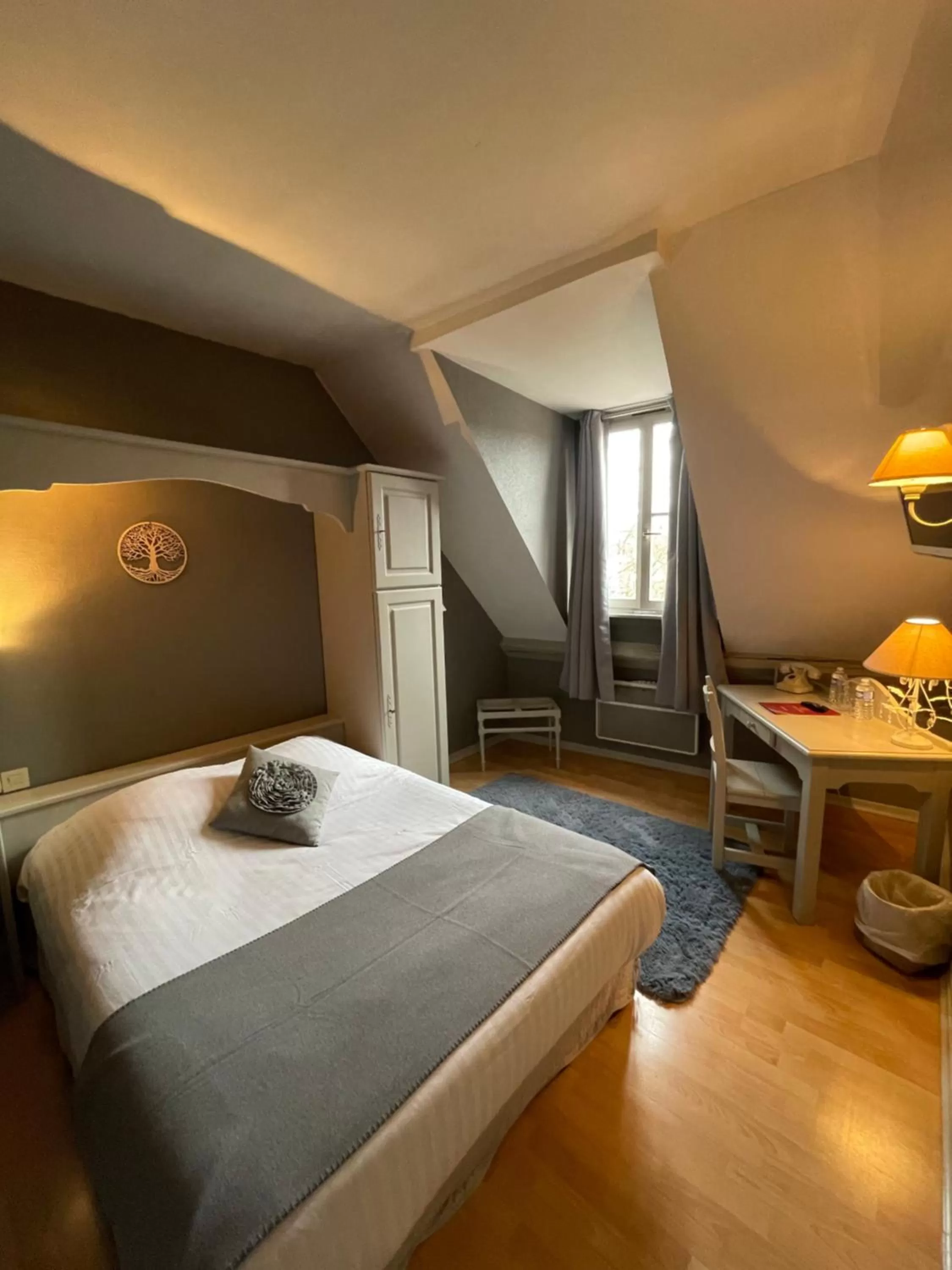 Bedroom, Bed in The Originals Boutique, Hôtel de la Balance, Montbéliard