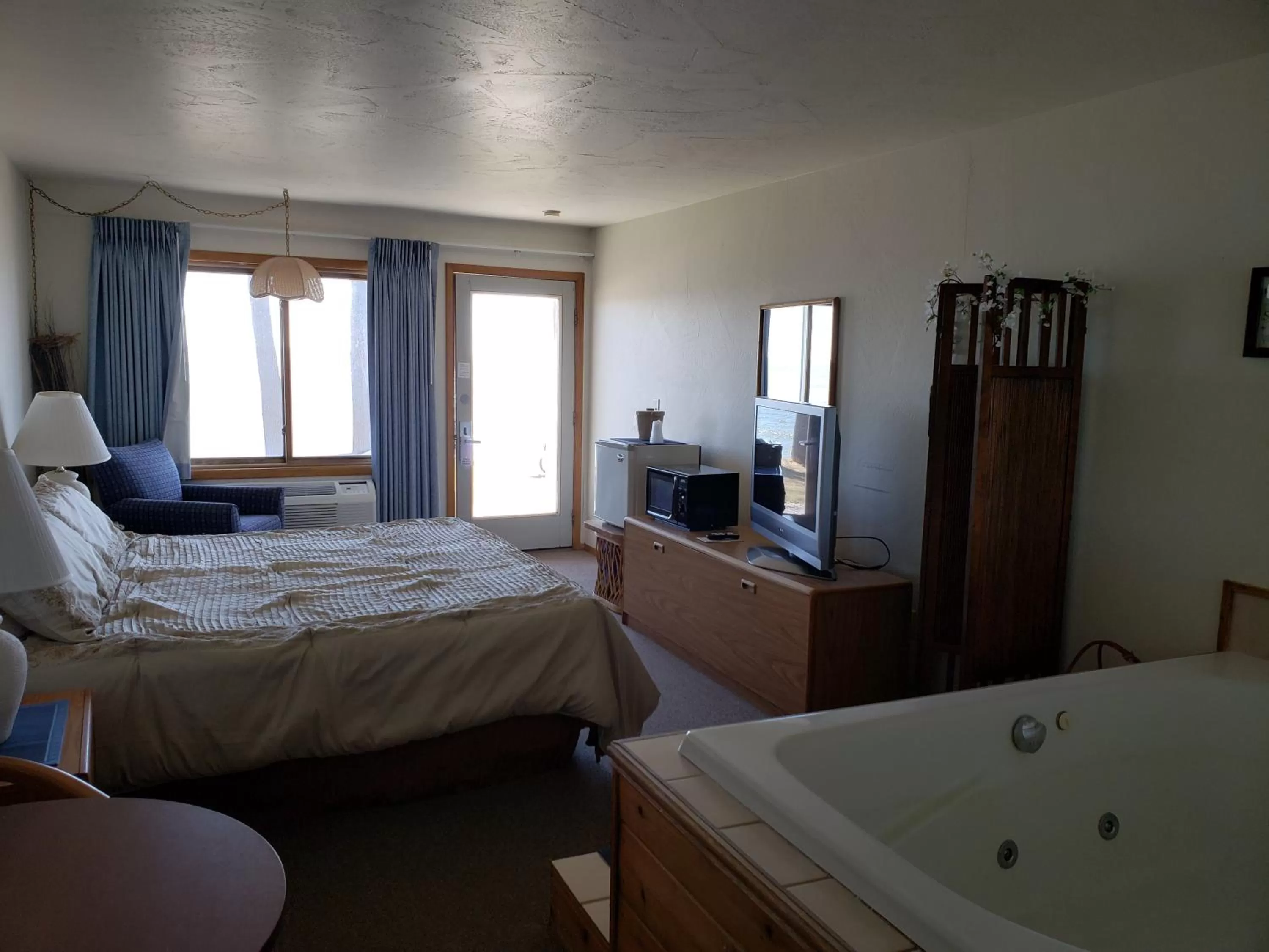 Bed in Algoma Beach Motel