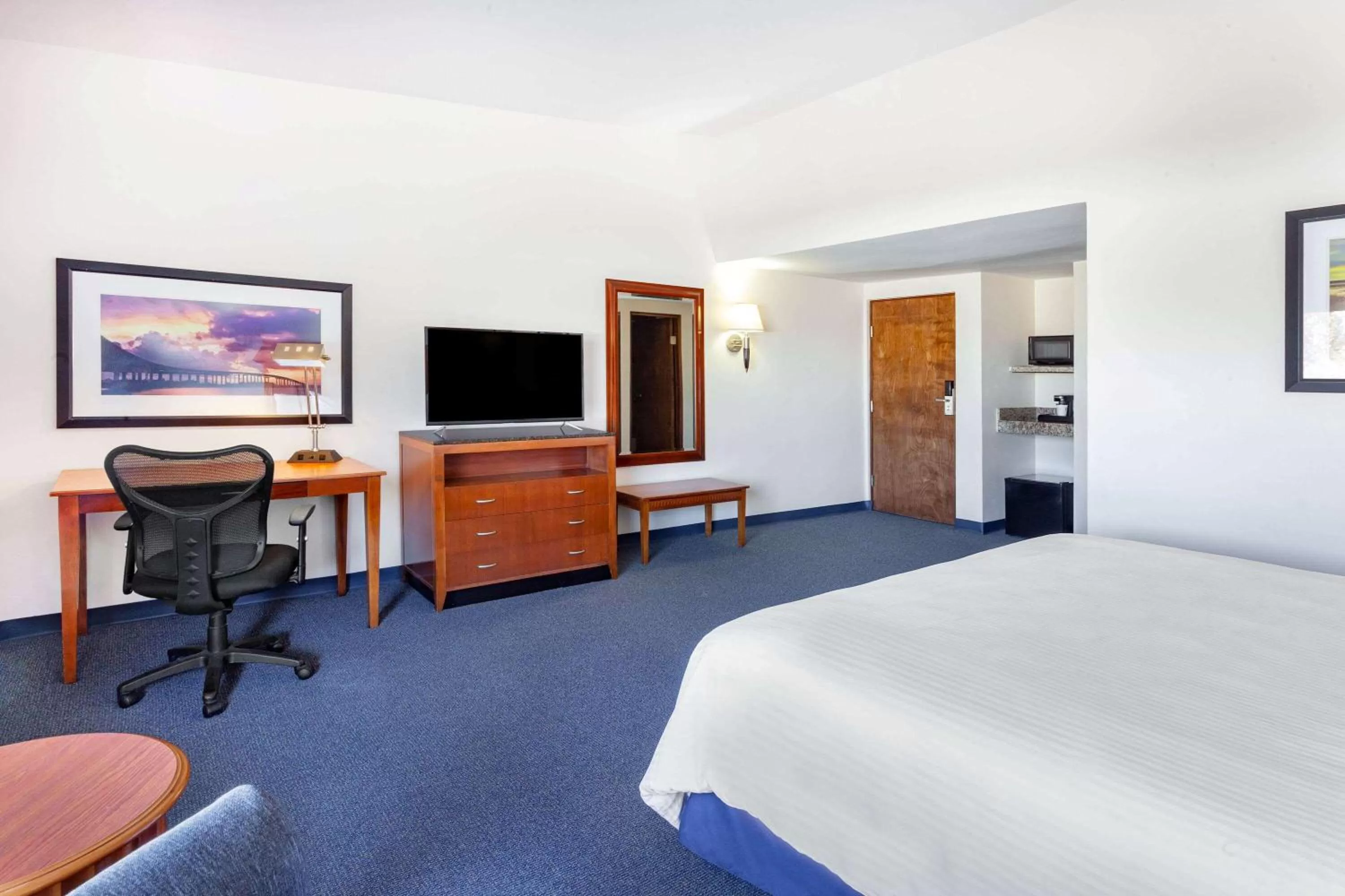 Photo of the whole room, Bed in Days Inn by Wyndham Piedras Negras