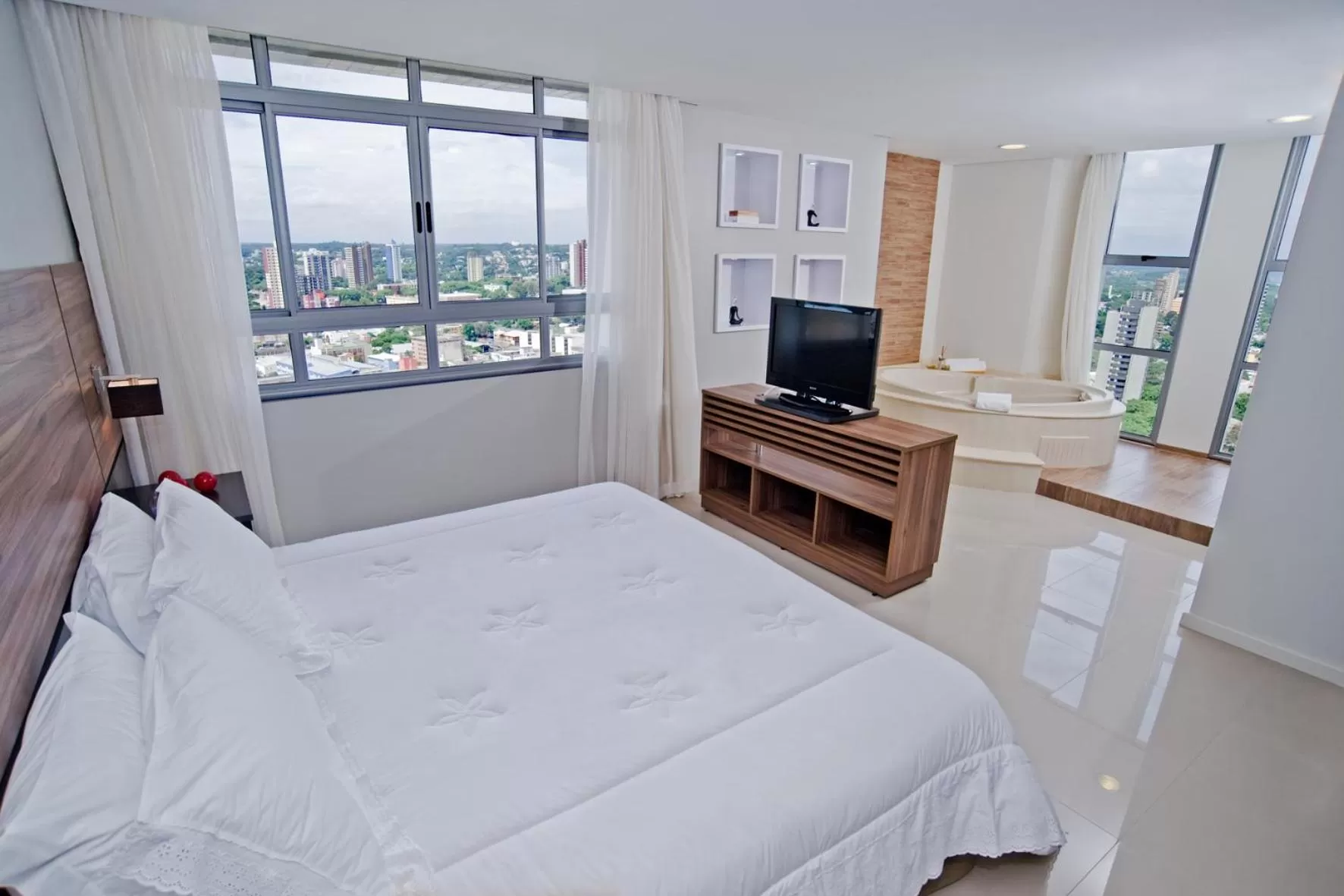 Photo of the whole room, Bed in Wyndham Golden Foz Suítes