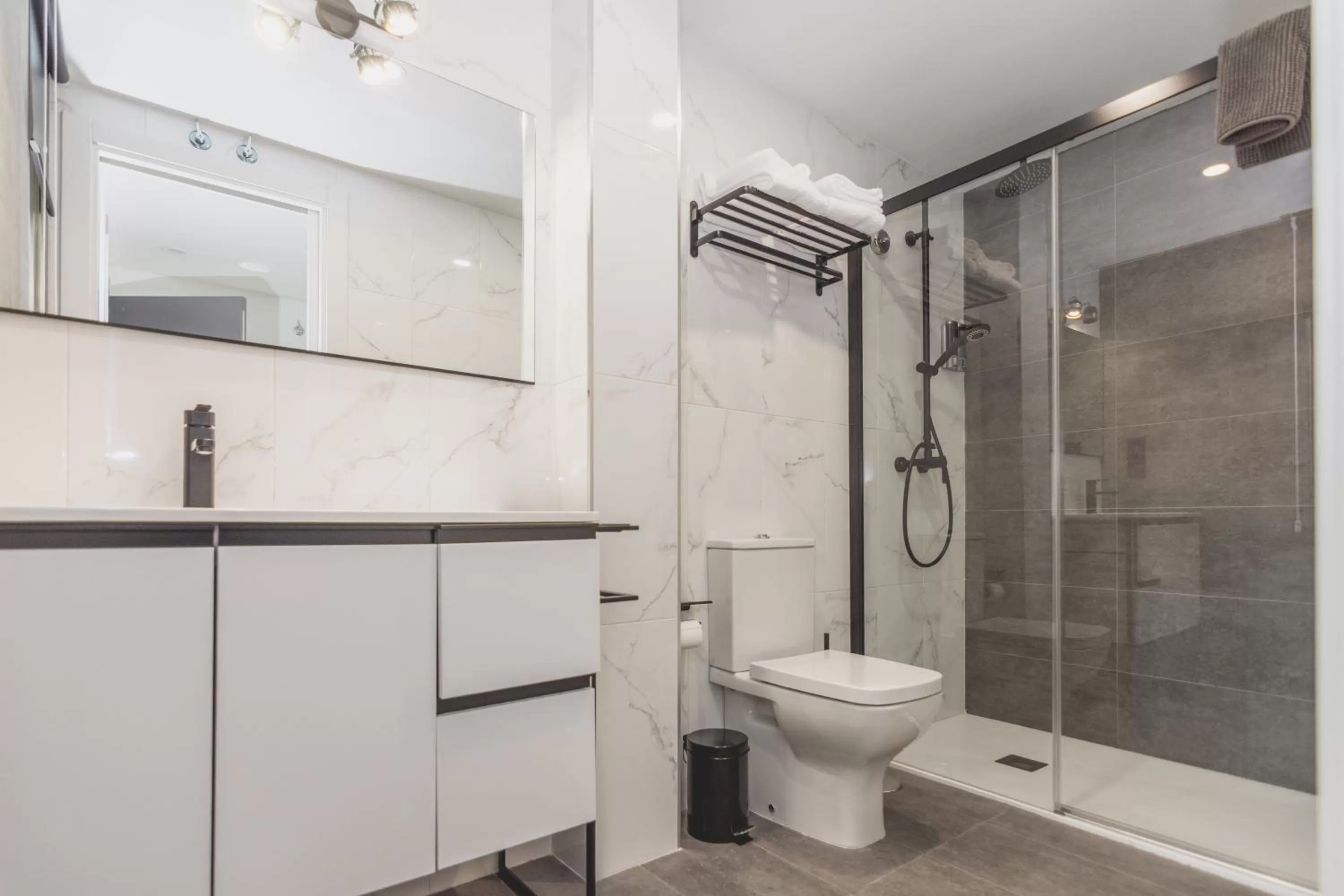 Shower in Slow León Apartamentos Turísticos