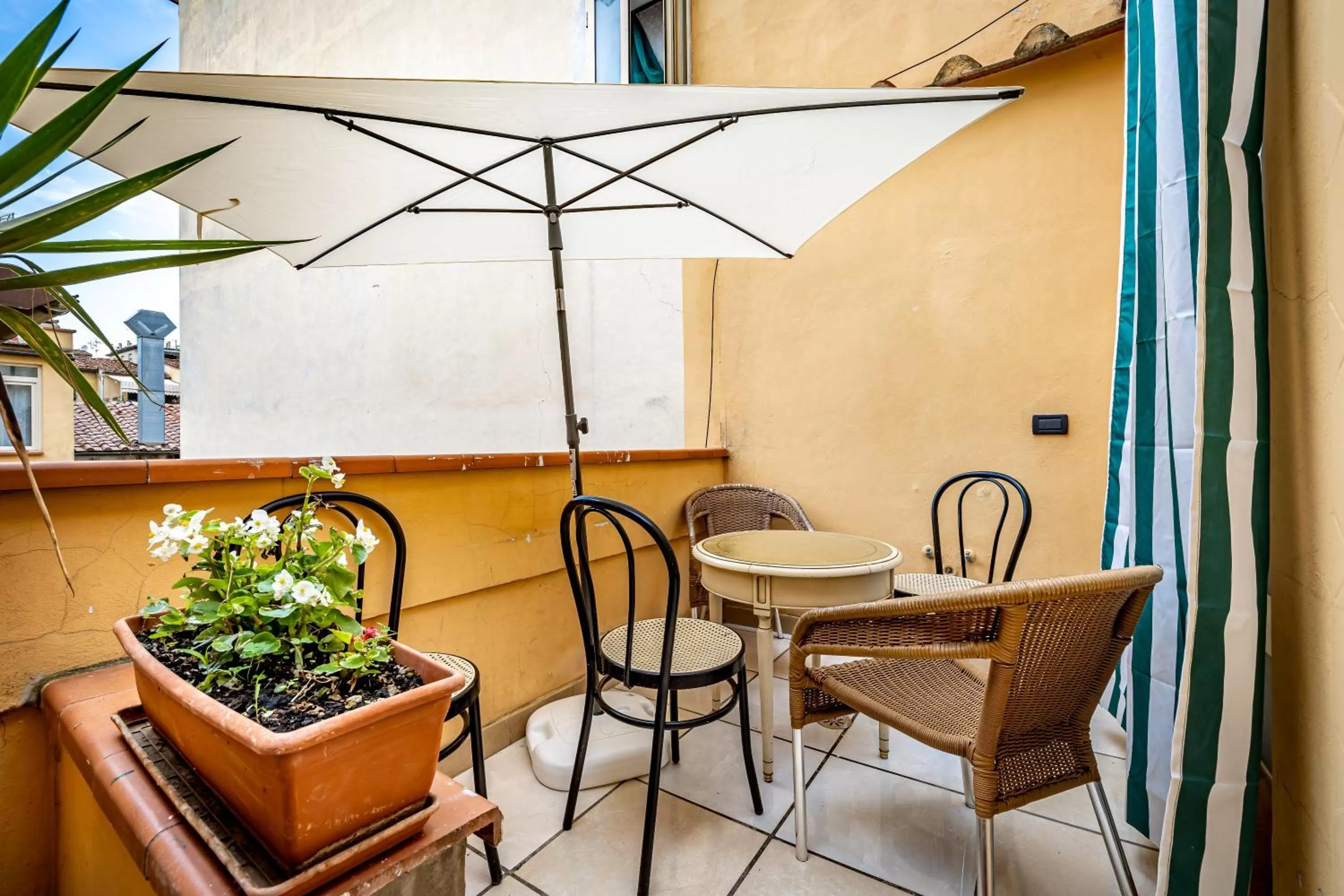 Balcony/Terrace in HOTEL VENETO con accesso ZTL