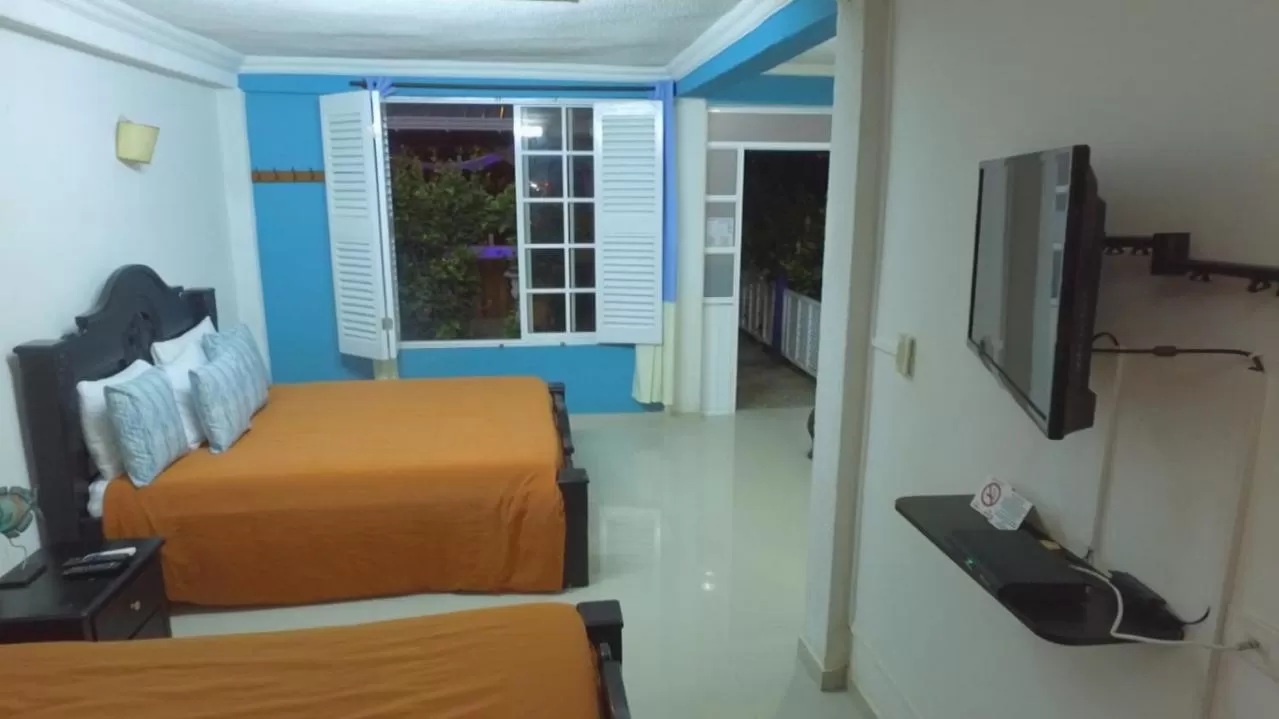 Photo of the whole room, Bed in Casa Royal Palm Inn