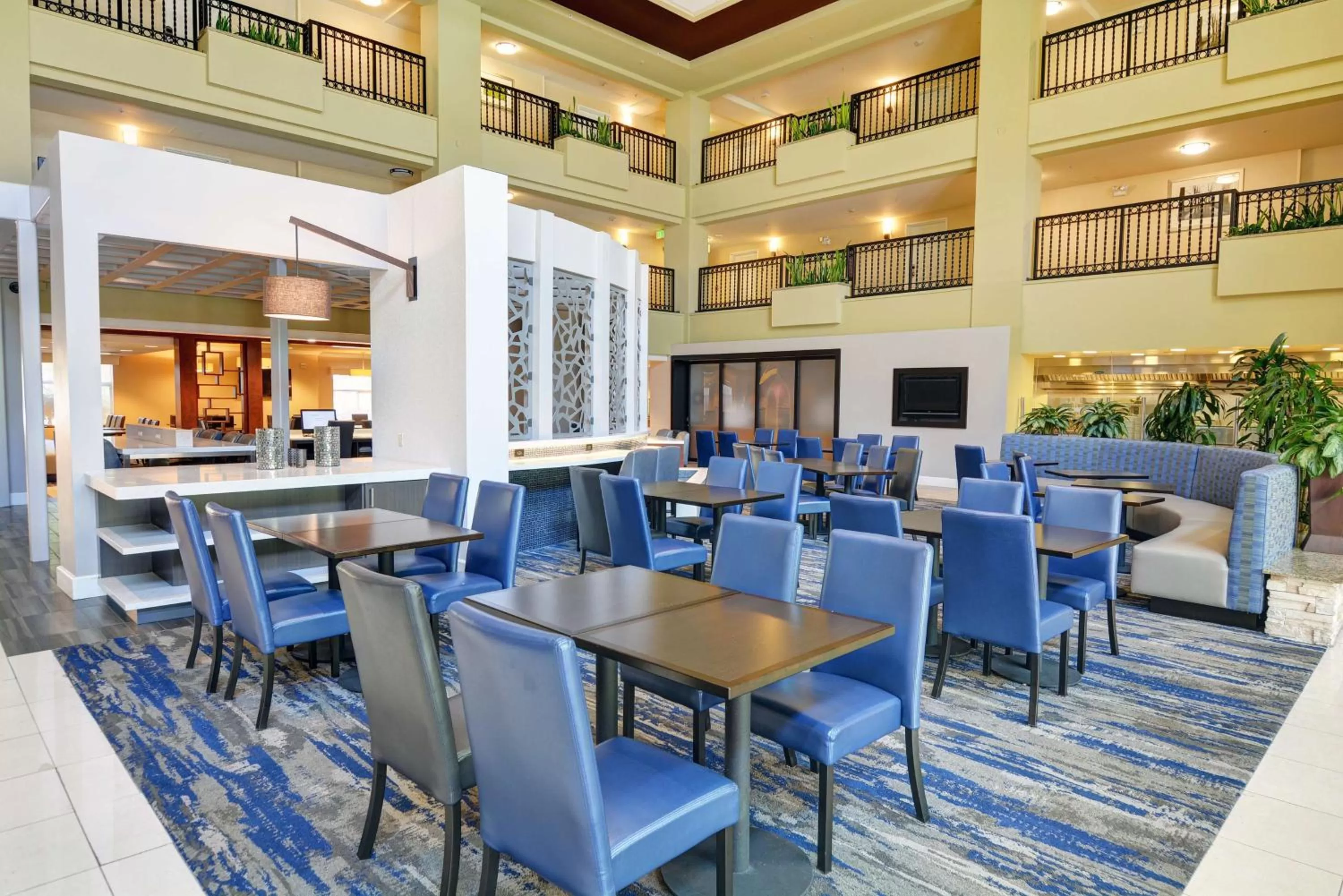 Restaurant/places to eat in Embassy Suites Valencia