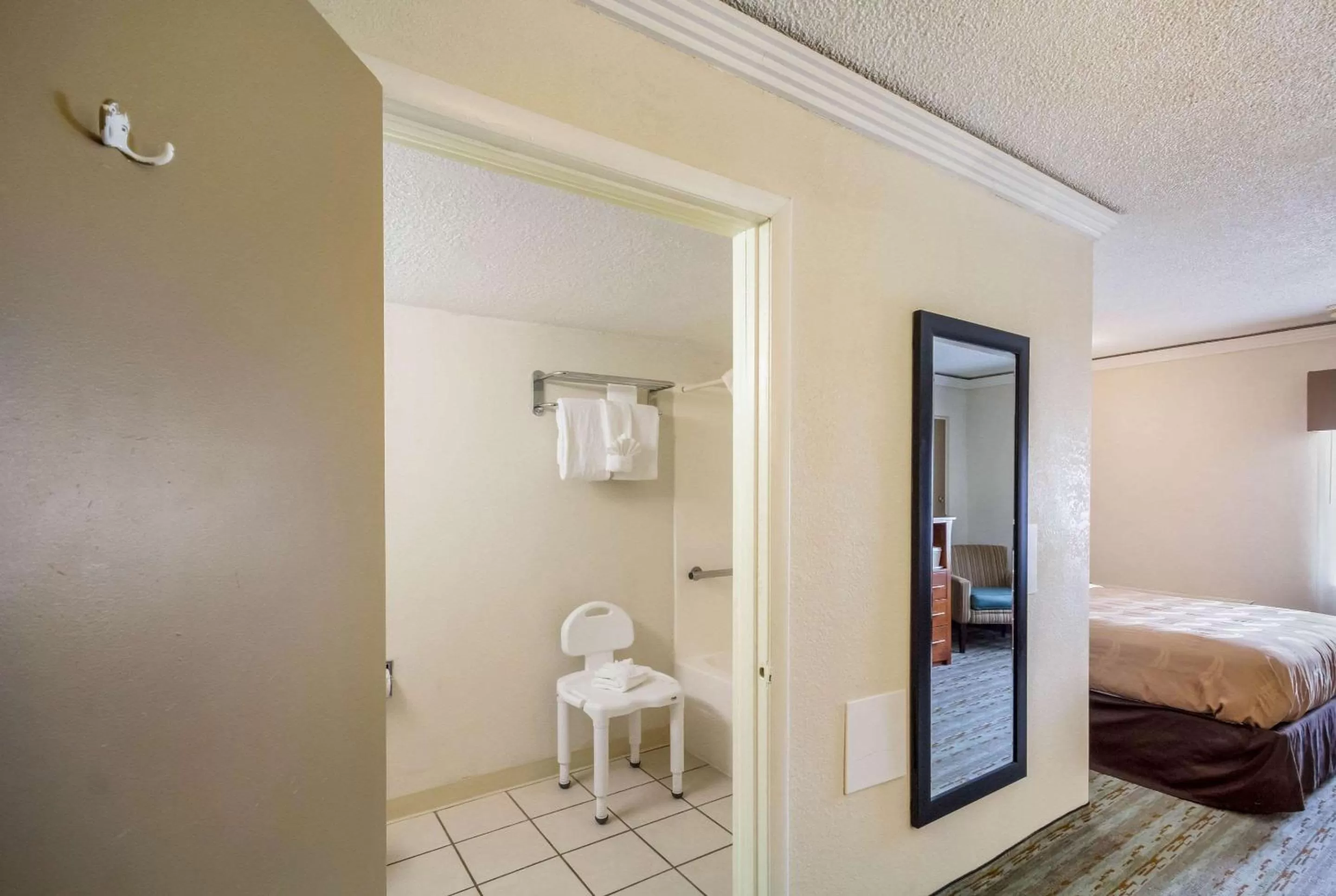 Bathroom, Bed in Quality Inn & Suites Kansas City - Independence I-70 East