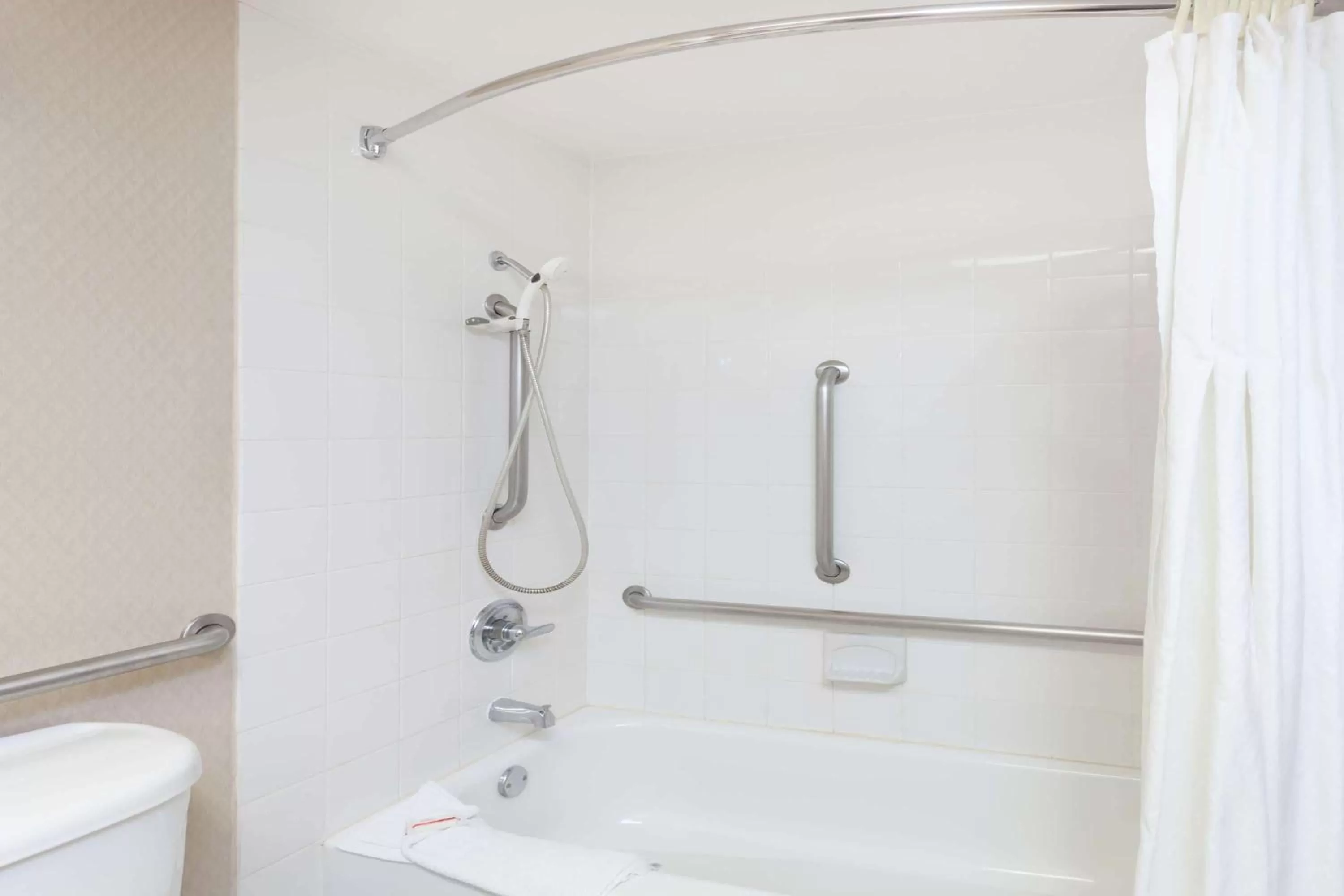 Room with Two Double Beds - Non-Smoking in Howard Johnson by Wyndham Fullerton/Anaheim Conference Cntr