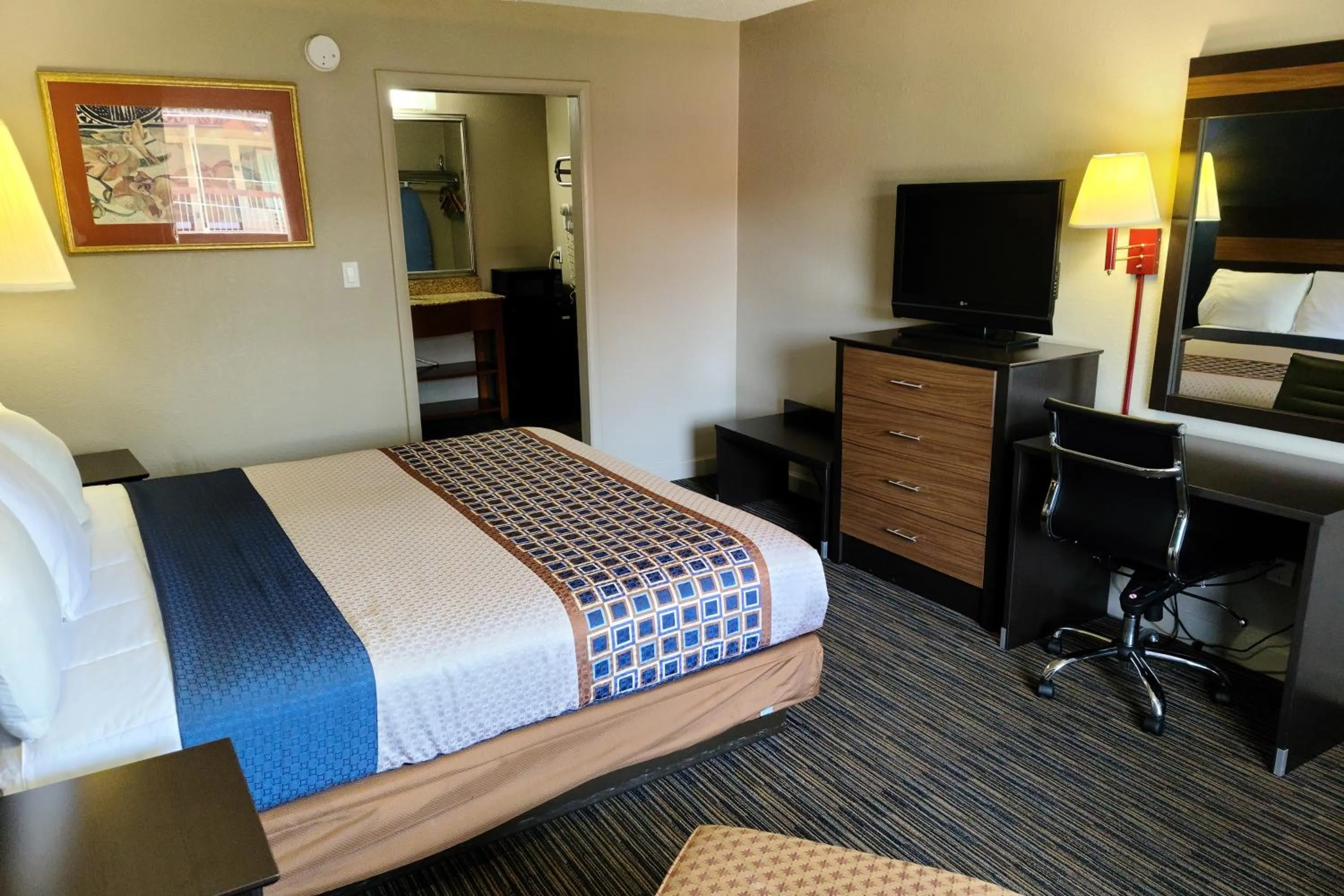 Bed in Travelodge by Wyndham Williamsburg Colonial Area