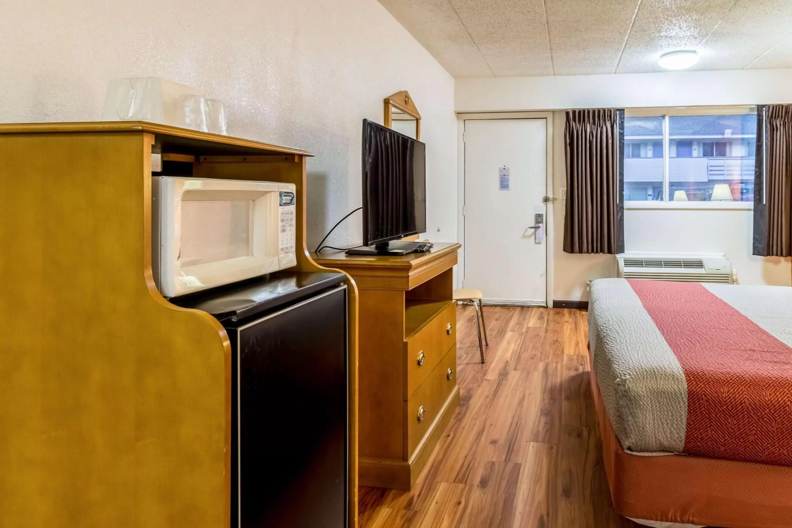TV and multimedia, Bed in Motel 6-Grove City, OH