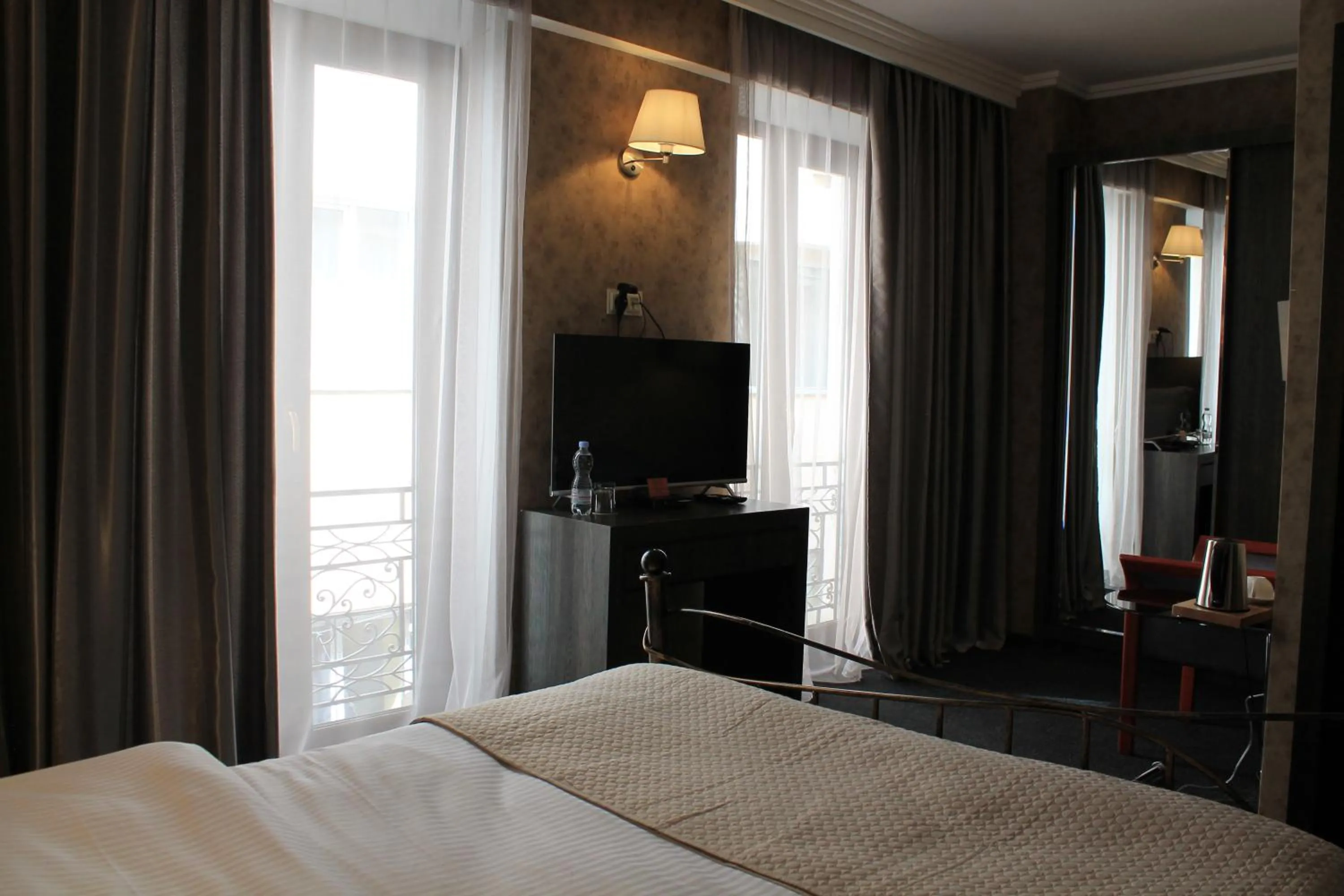 Bed in Redline Hotel