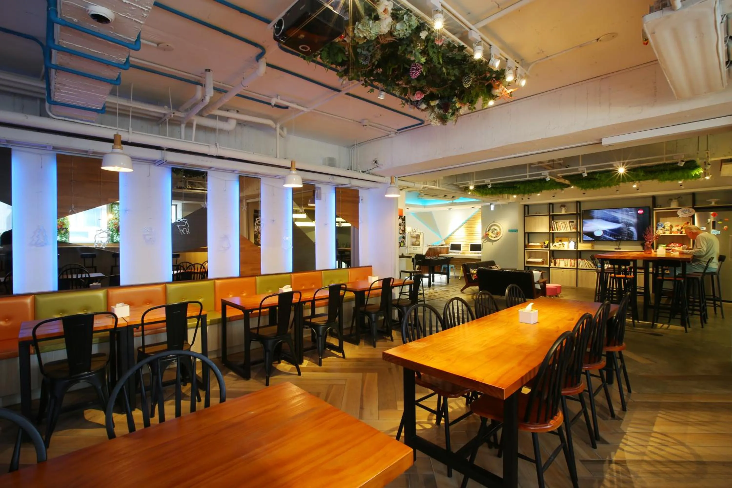 Restaurant/places to eat in Loosha Hostel