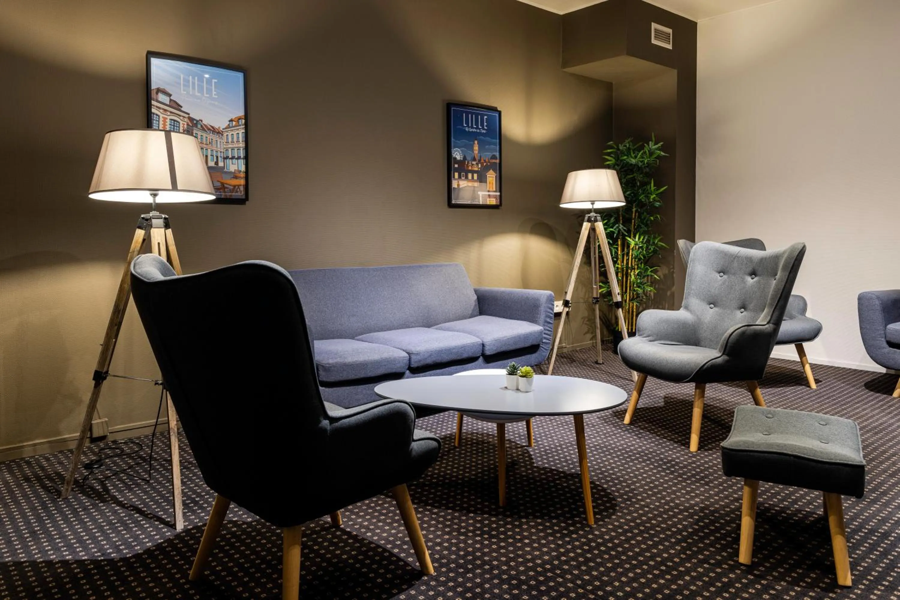 Lounge or bar in Comfort Hotel Lille L'Union