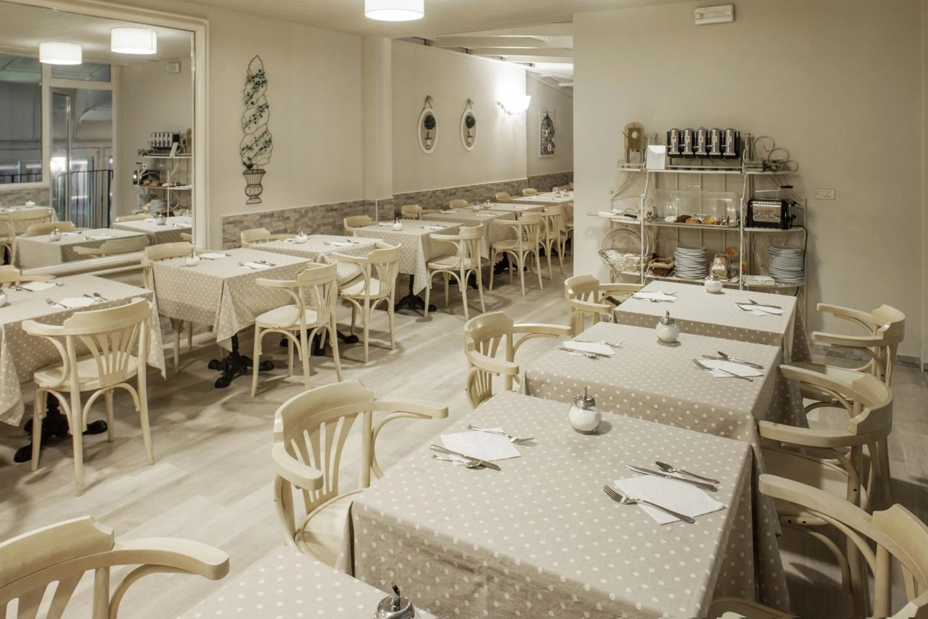 Restaurant/places to eat in Adua & Regina di Saba Wellness & Beauty