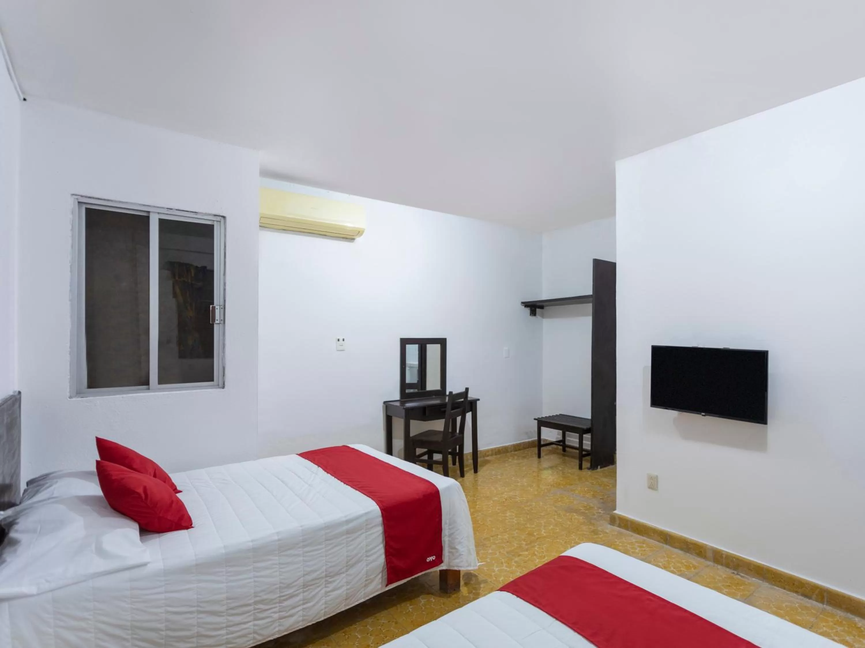 Bedroom, Bed in OYO Hotel Cristal,Museum of Mayan culture,Chetumal