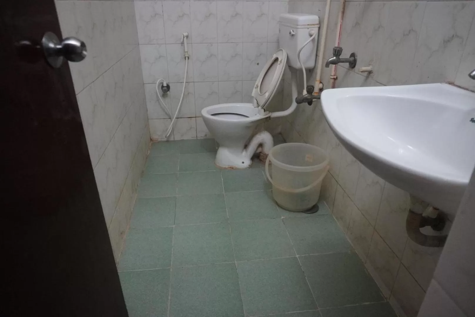 Bathroom in The Dolphin Park Hotel, Virugambakkam