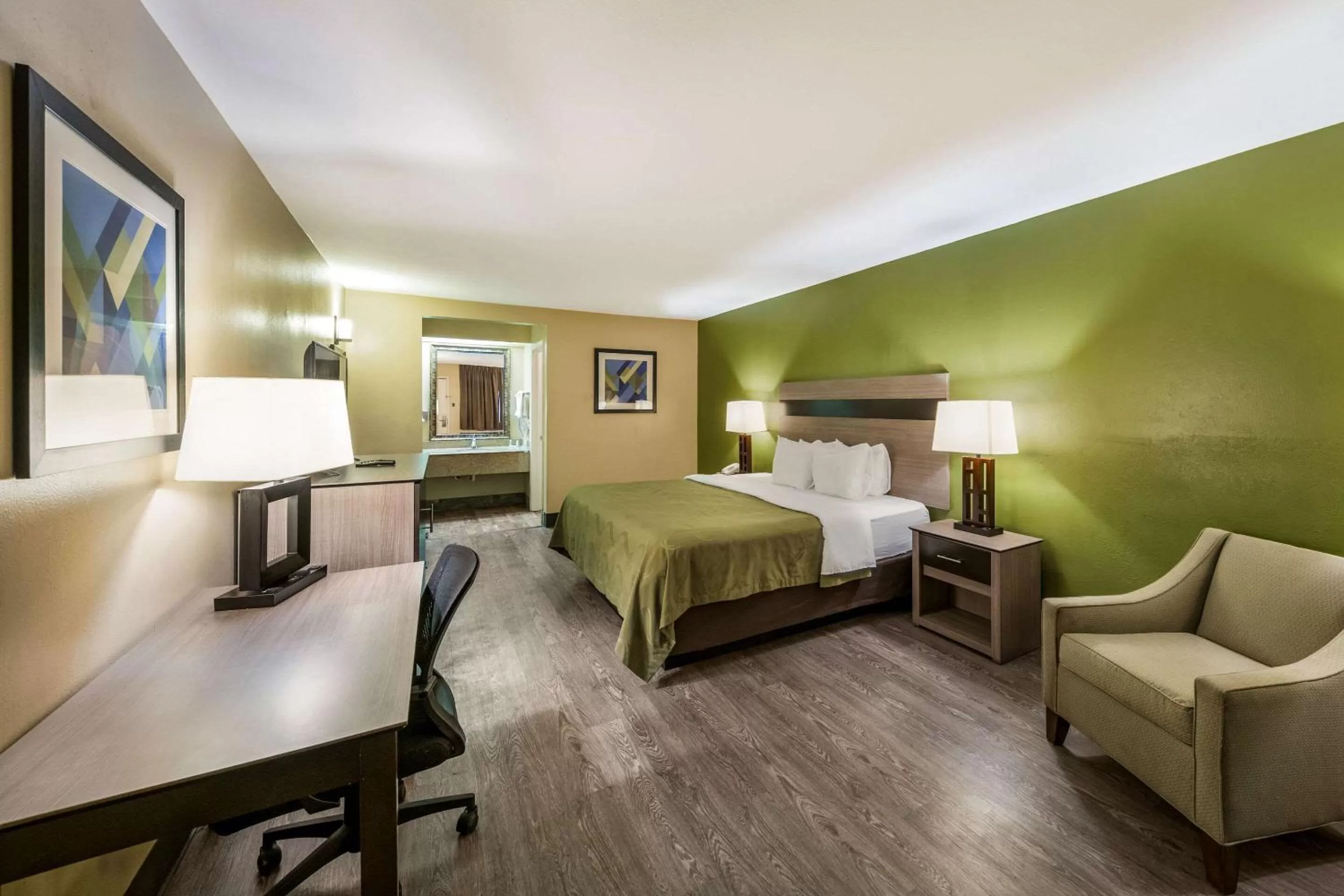 Photo of the whole room, Bed in Quality Inn & Suites Garland - East Dallas