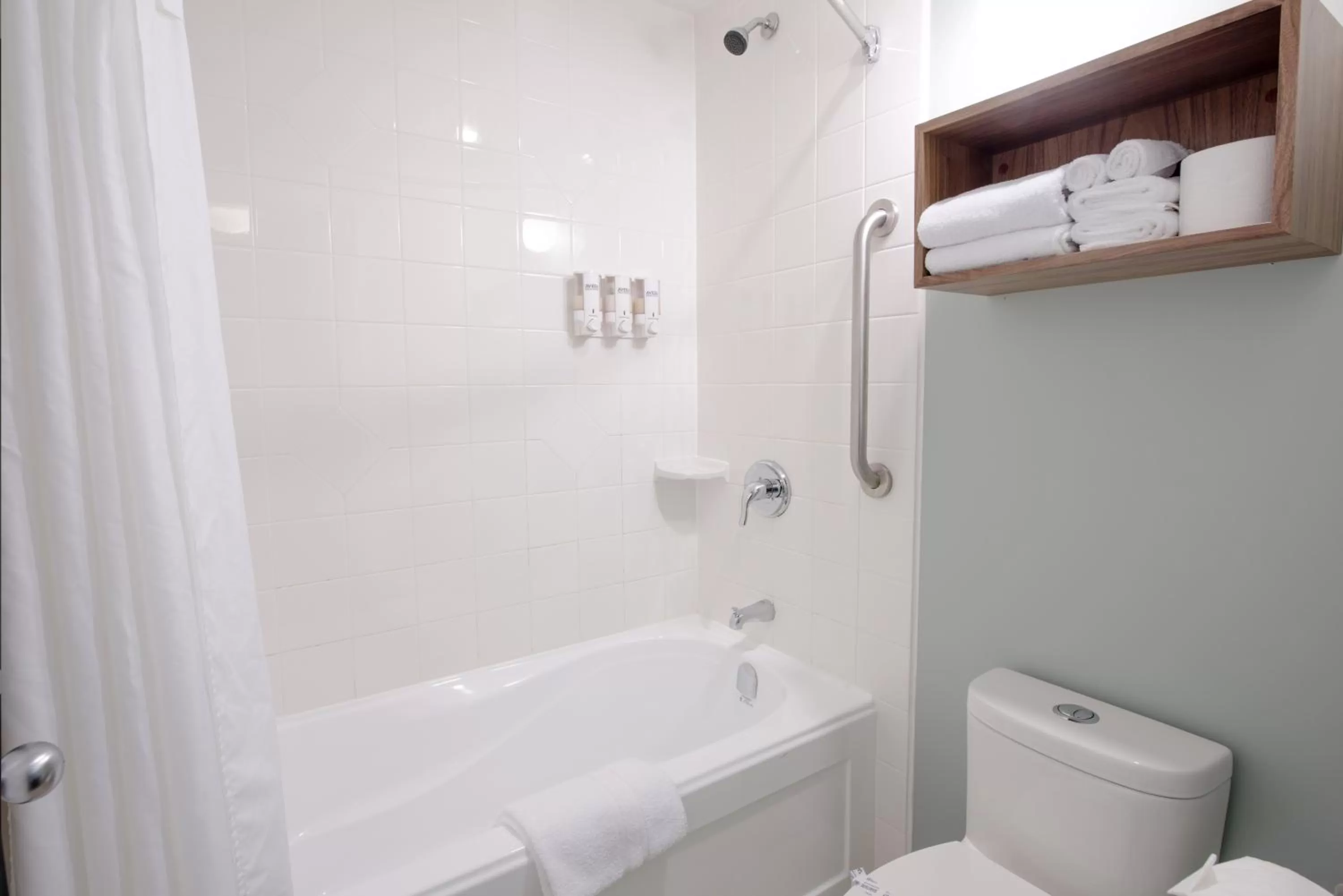 Deluxe King Room in Gibsons Garden Hotel