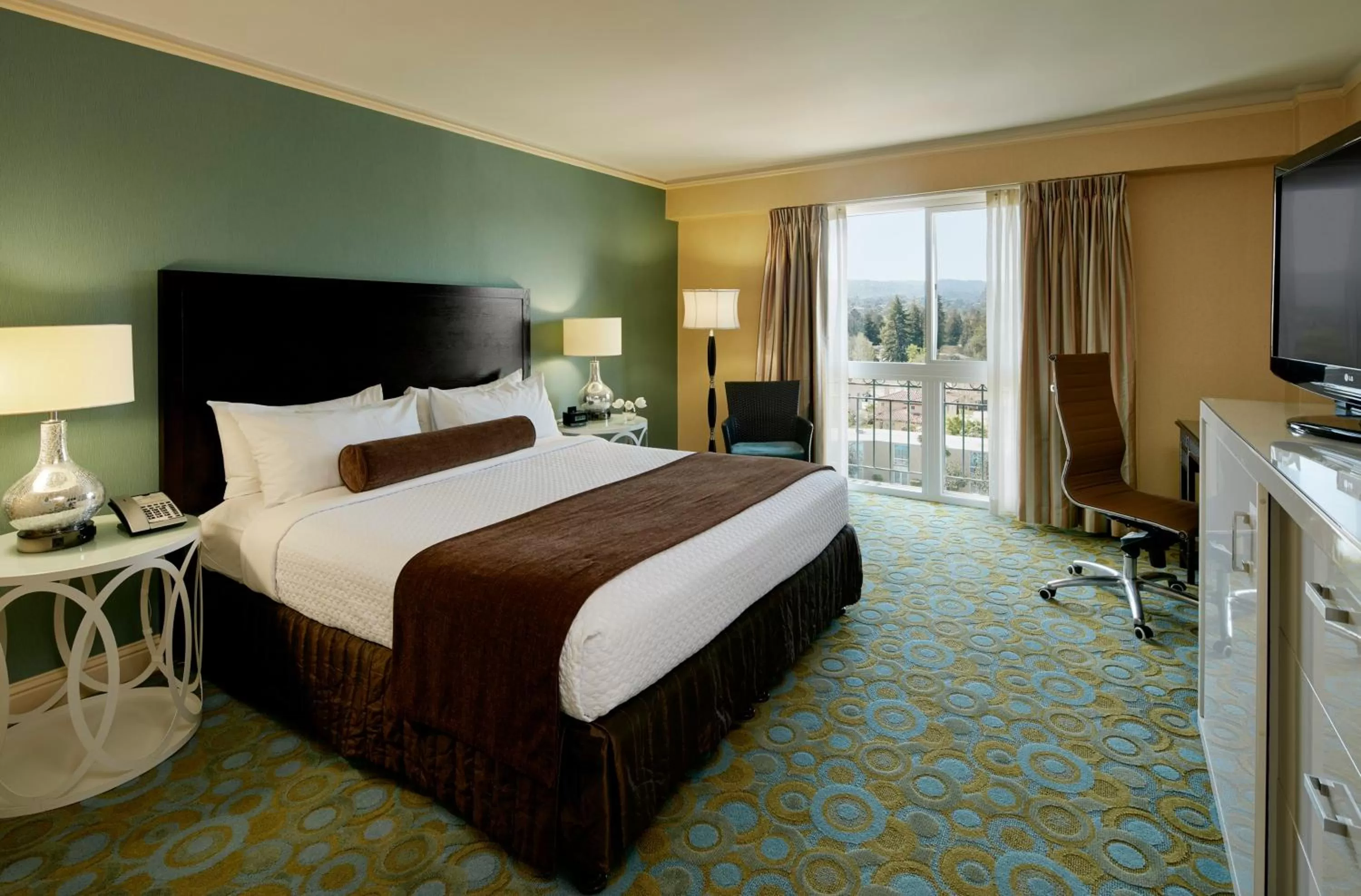 Photo of the whole room, Bed in Crowne Plaza Cabana Hotel by IHG