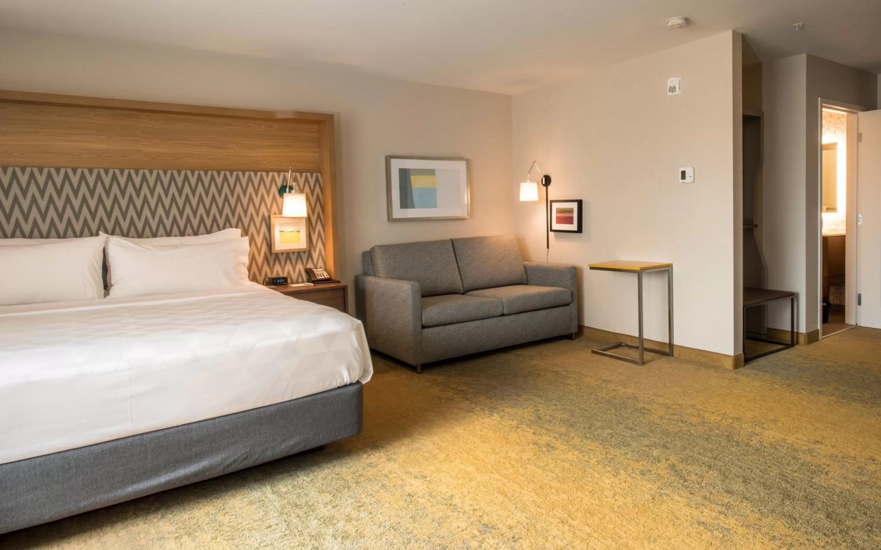 Photo of the whole room, Bed in Holiday Inn Edmonton South - Evario Events by IHG