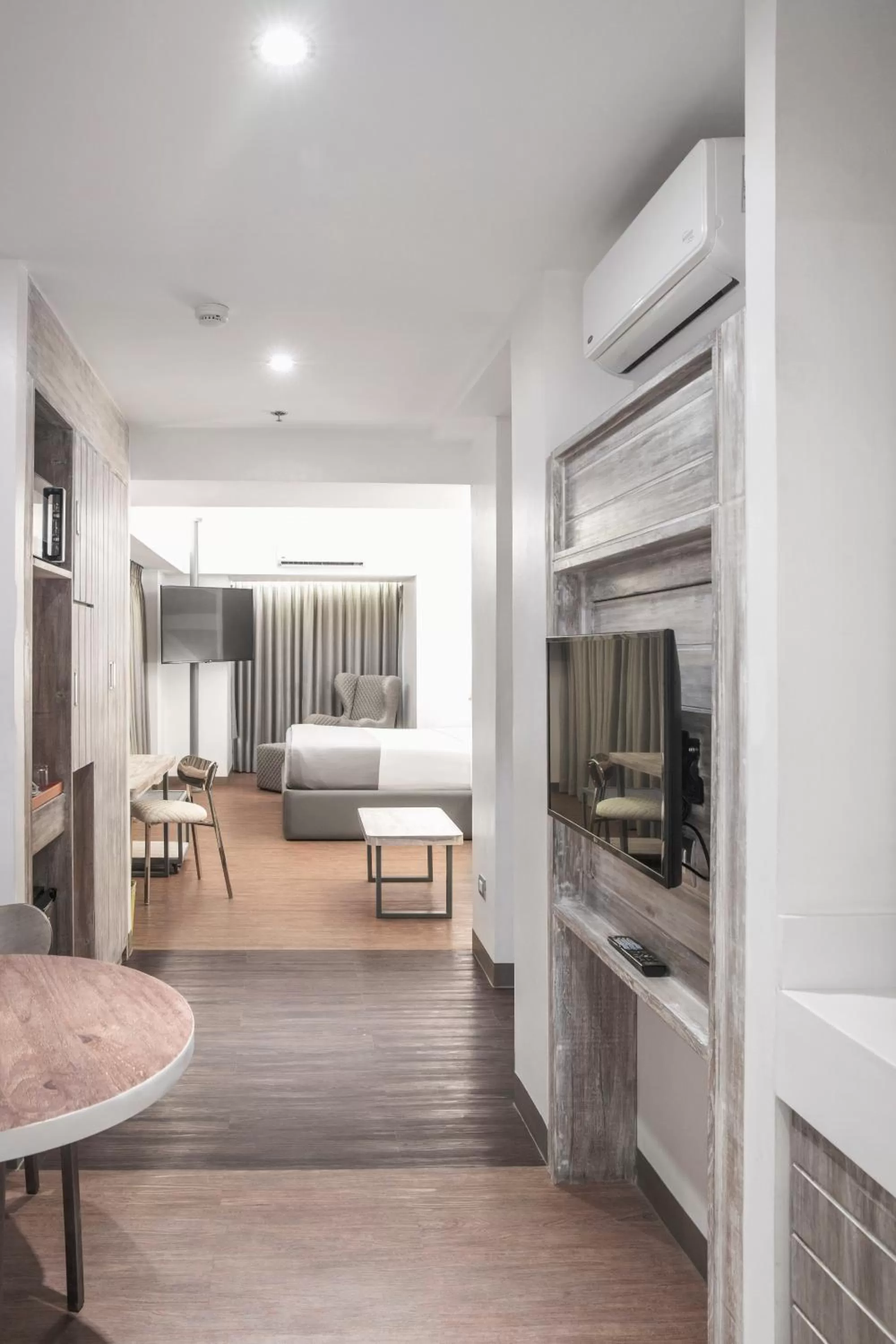 Living room, Bed in TRYP by Wyndham Mall of Asia Manila