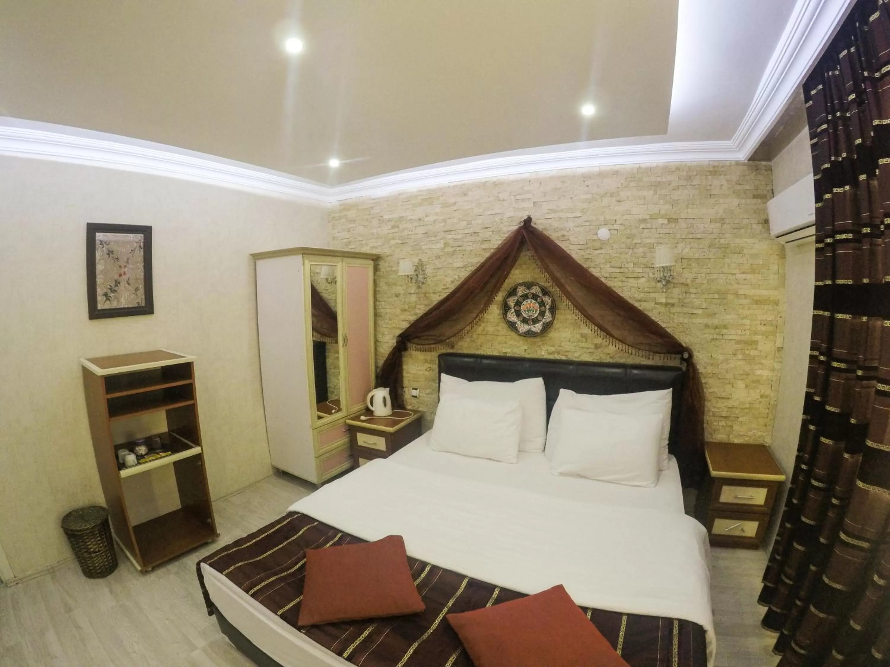 Photo of the whole room, Bed in Melrose Pansiyon