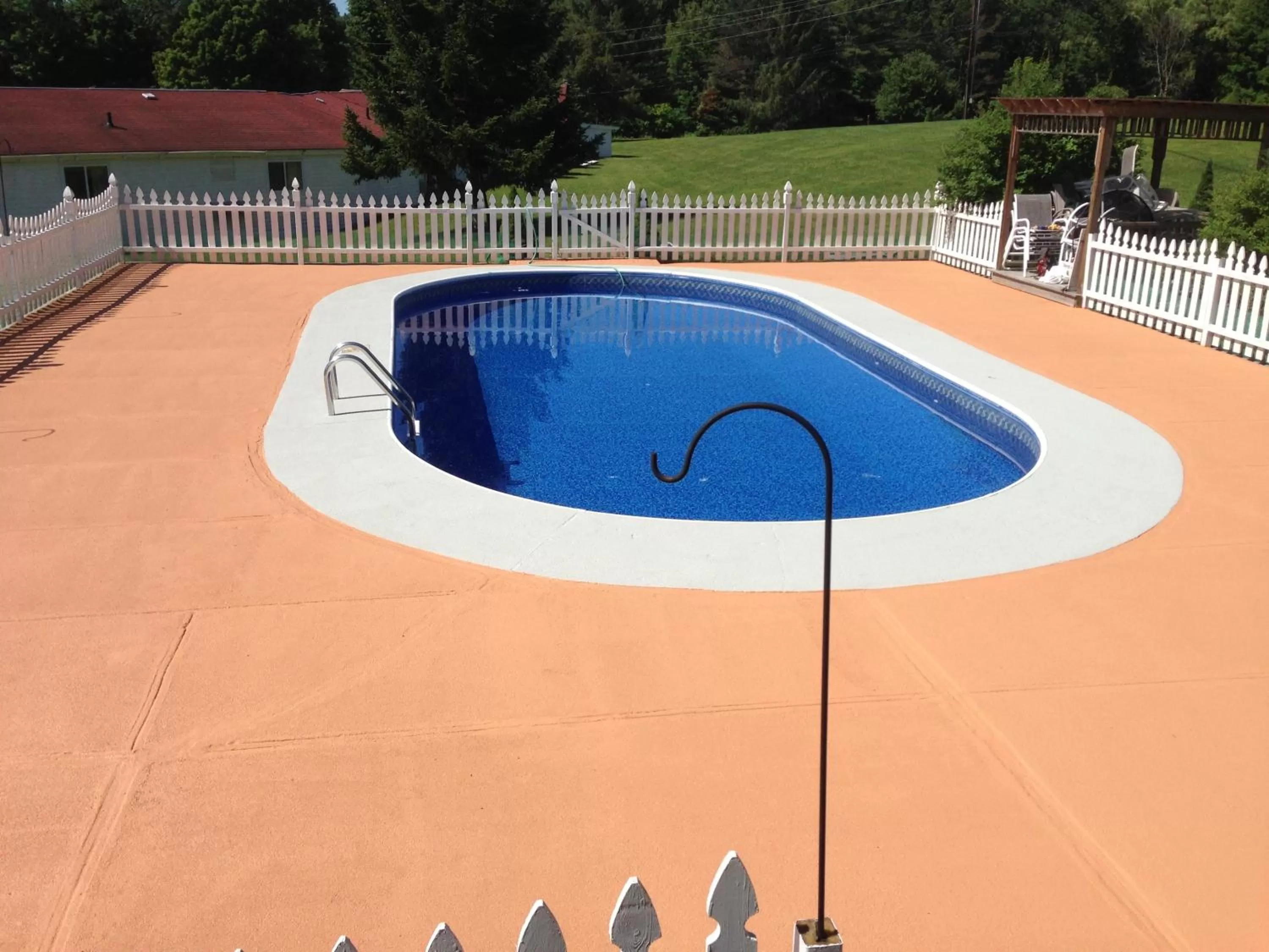 Swimming pool in Four Winds Country Motel