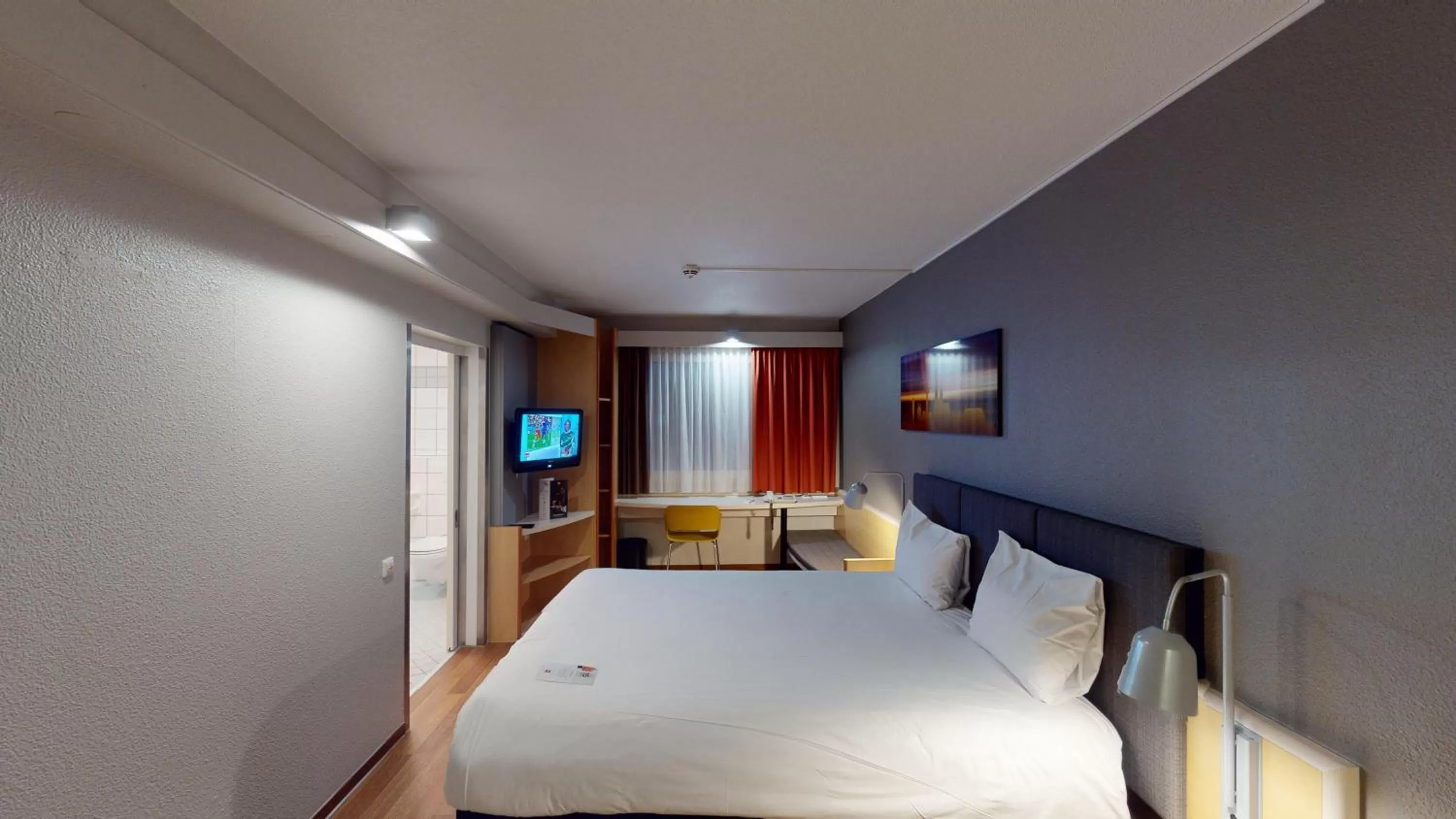 Photo of the whole room, Bed in ibis Hotel Köln Airport