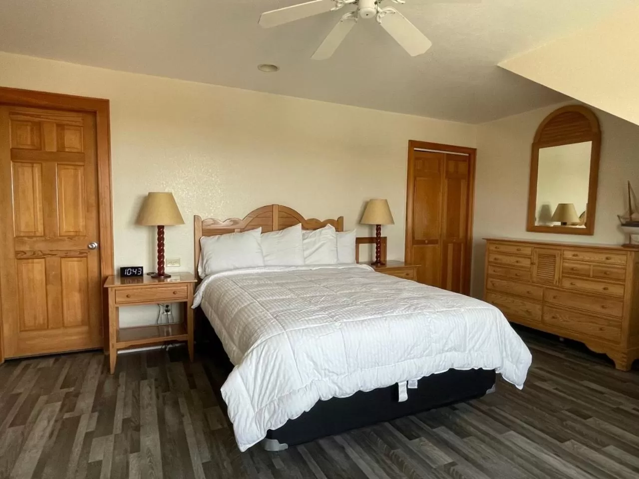 Bedroom, Bed in Pony Island Inn