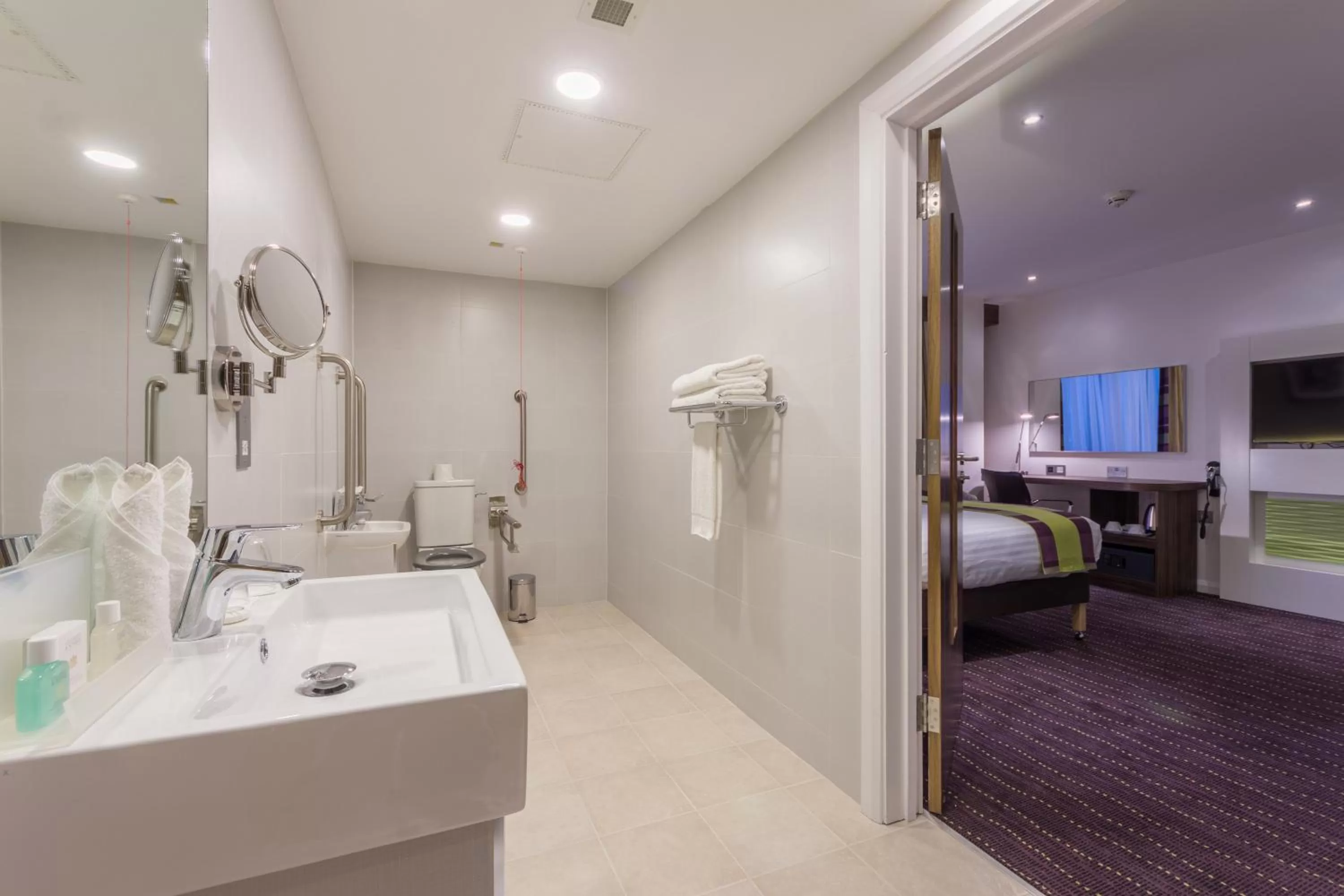 Photo of the whole room, Bed in Holiday Inn London Watford Junction by IHG