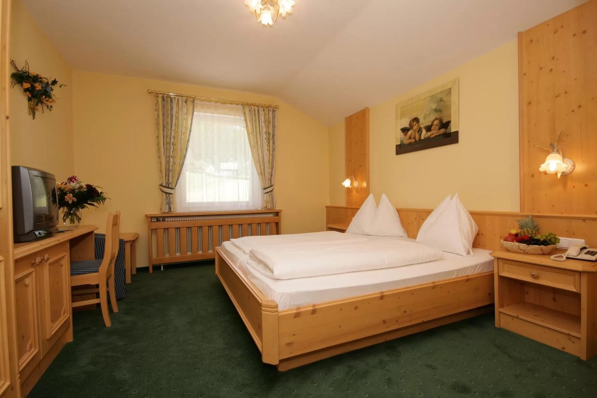 Bedroom, Bed in SCHÖNIS-Landhotel