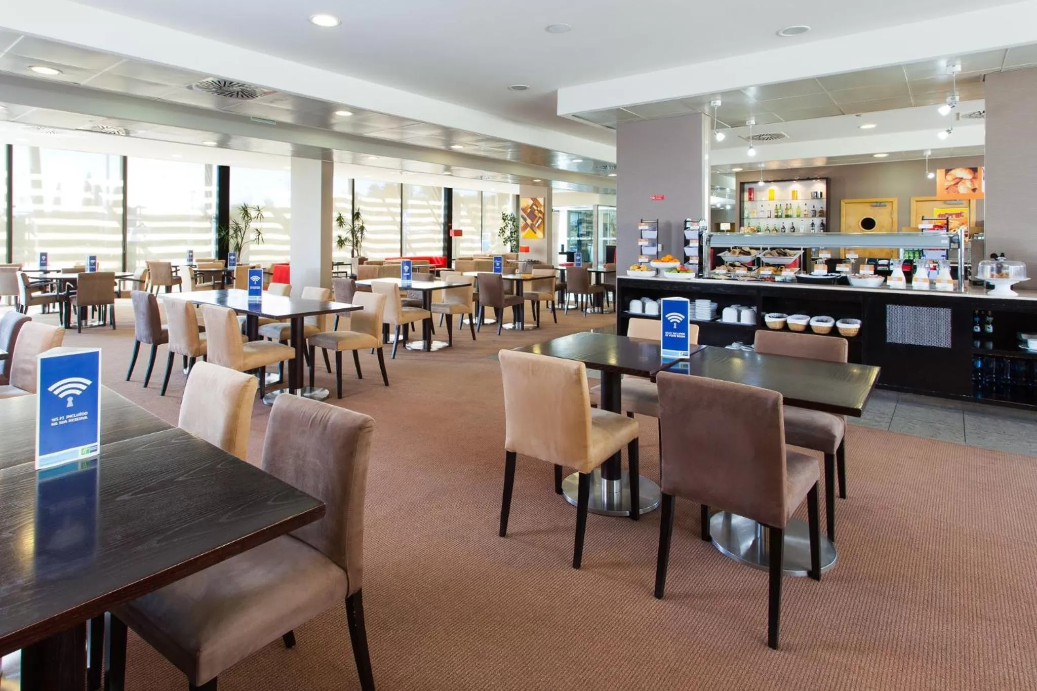 Restaurant/places to eat in Holiday Inn Express Lisbon-Oeiras by IHG