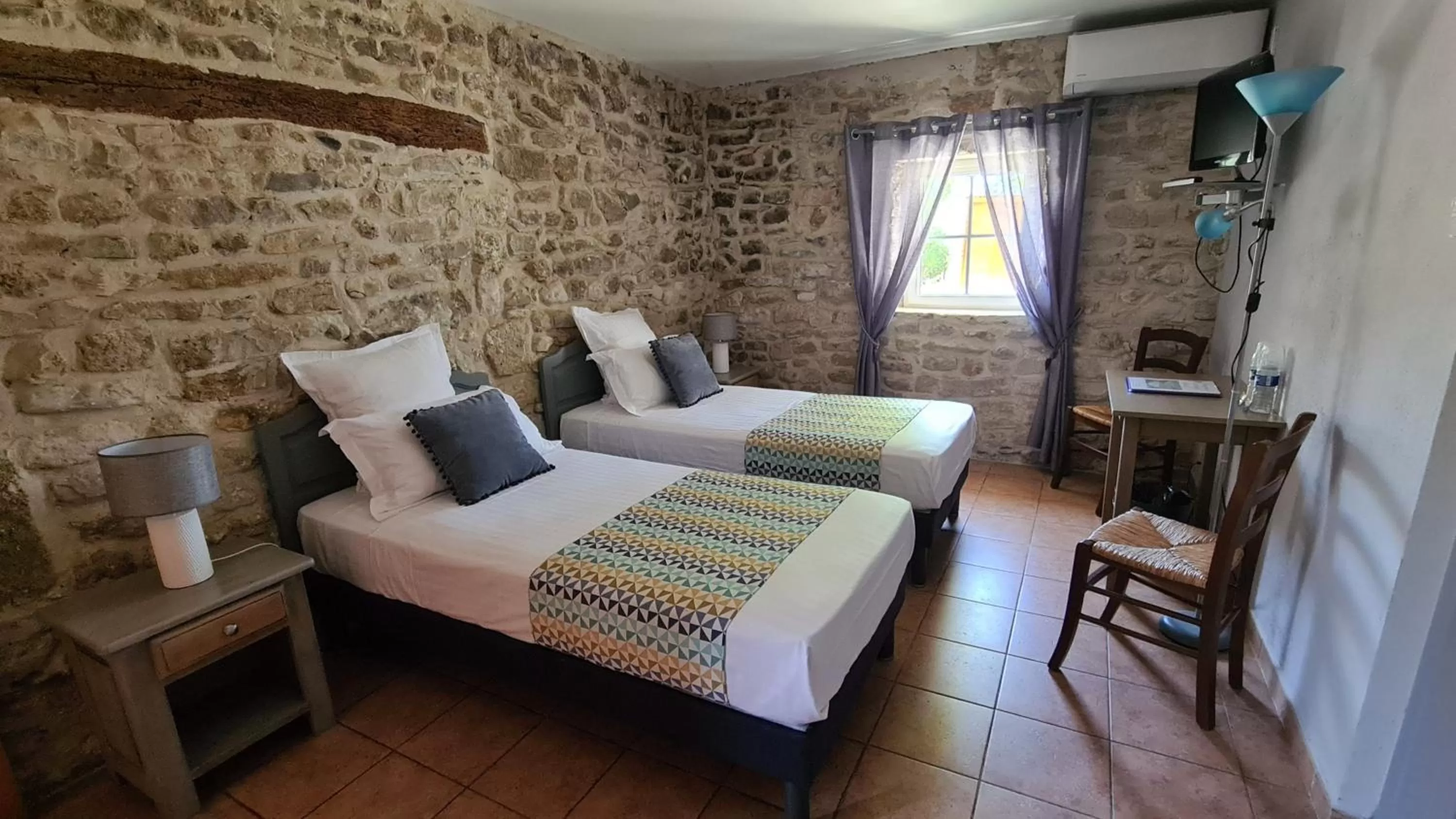 Property building, Bed in Logis Hôtel La Bastide Saint Bach
