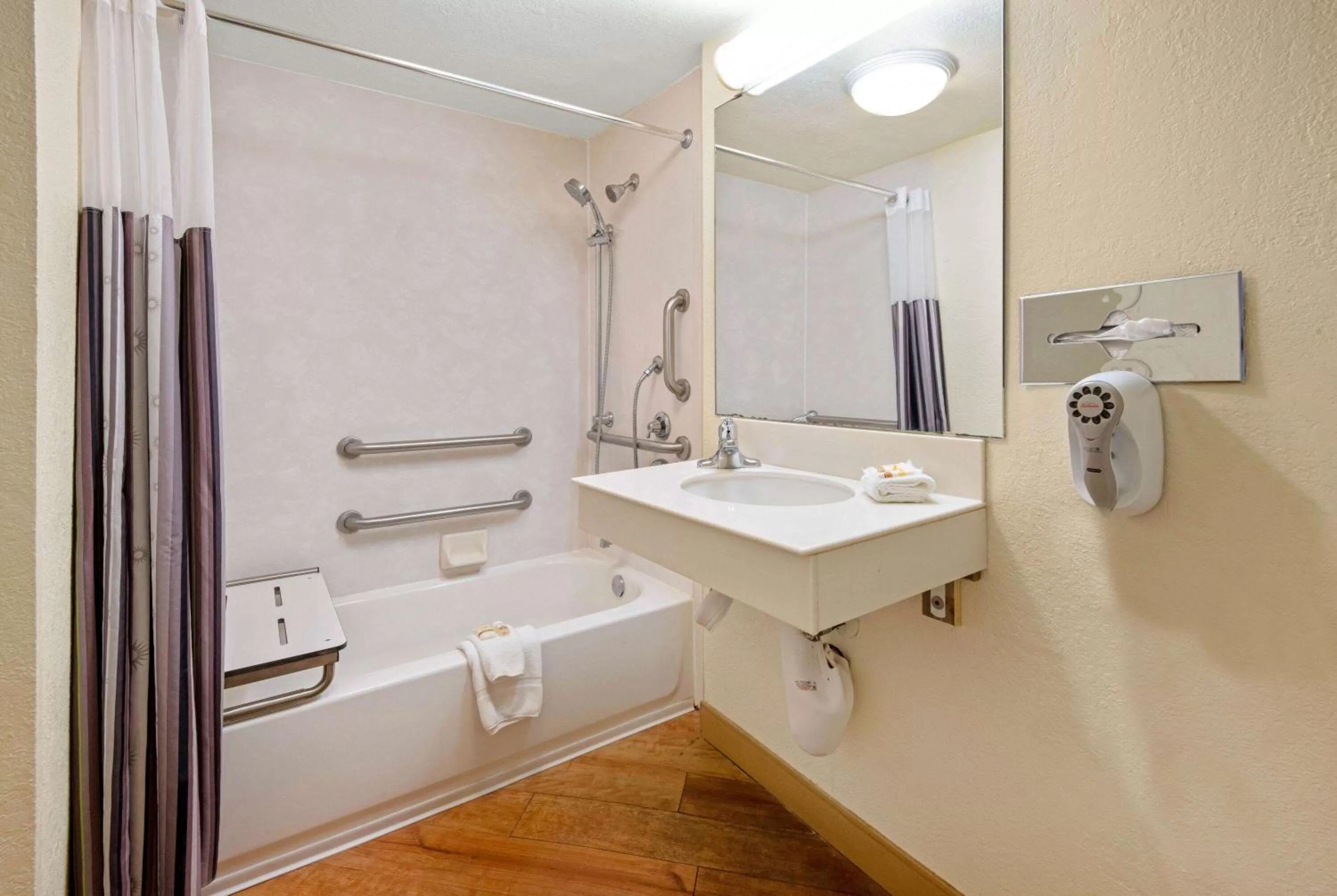 Hot Tub in La Quinta Inn by Wyndham San Antonio Market Square