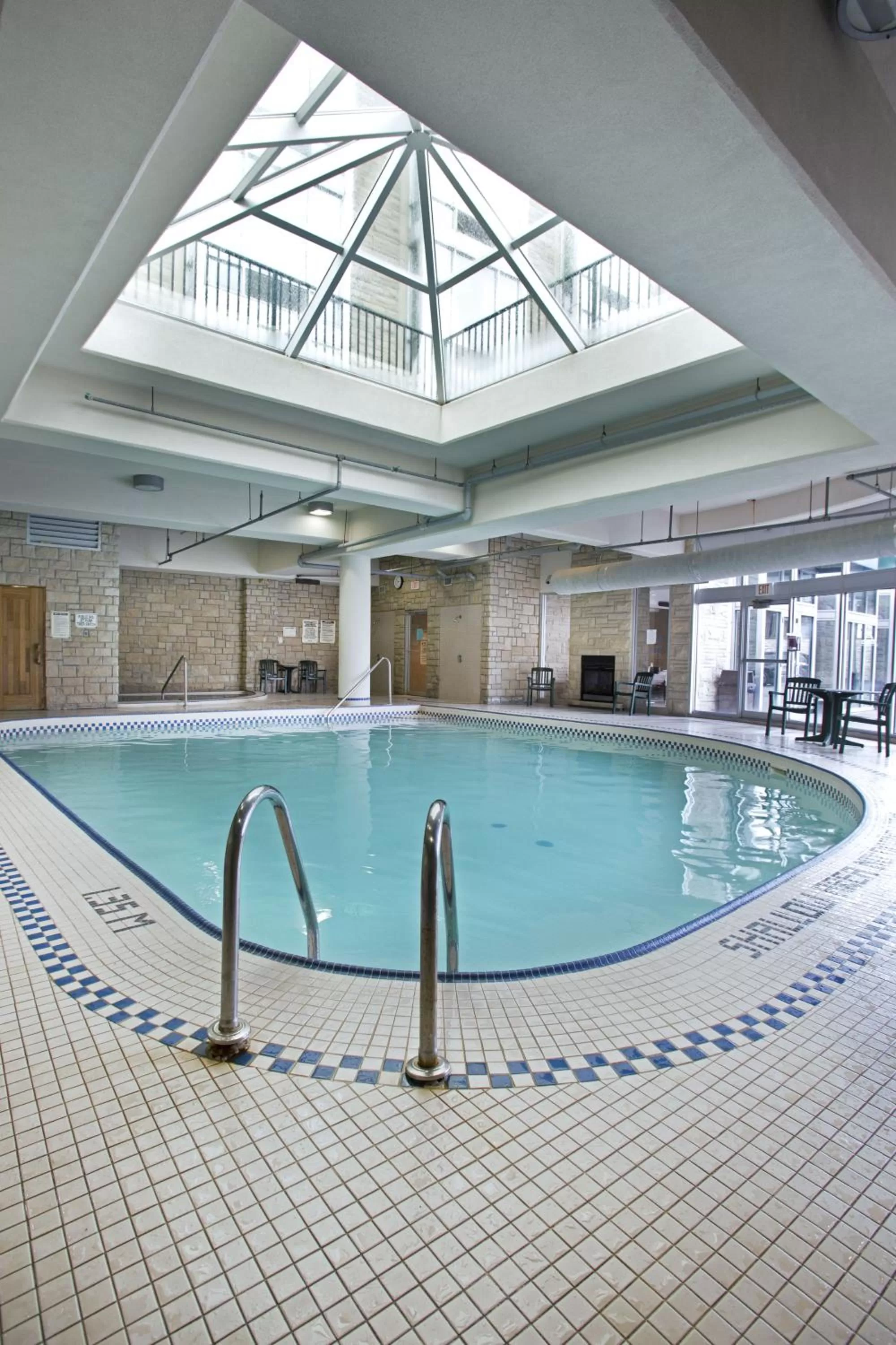 Swimming pool in The Falls Hotel & Inn
