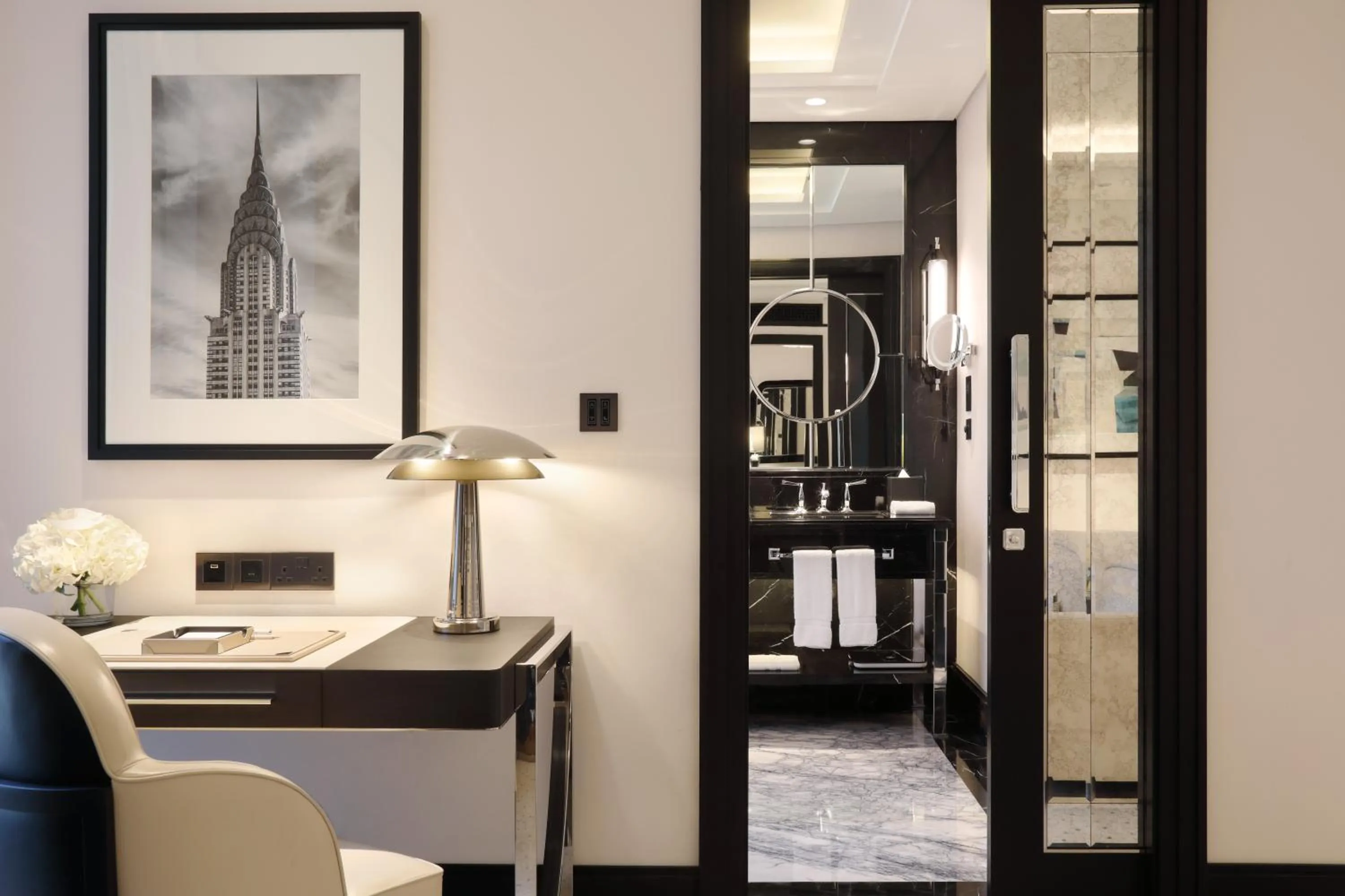 Seating area in Waldorf Astoria Doha West Bay