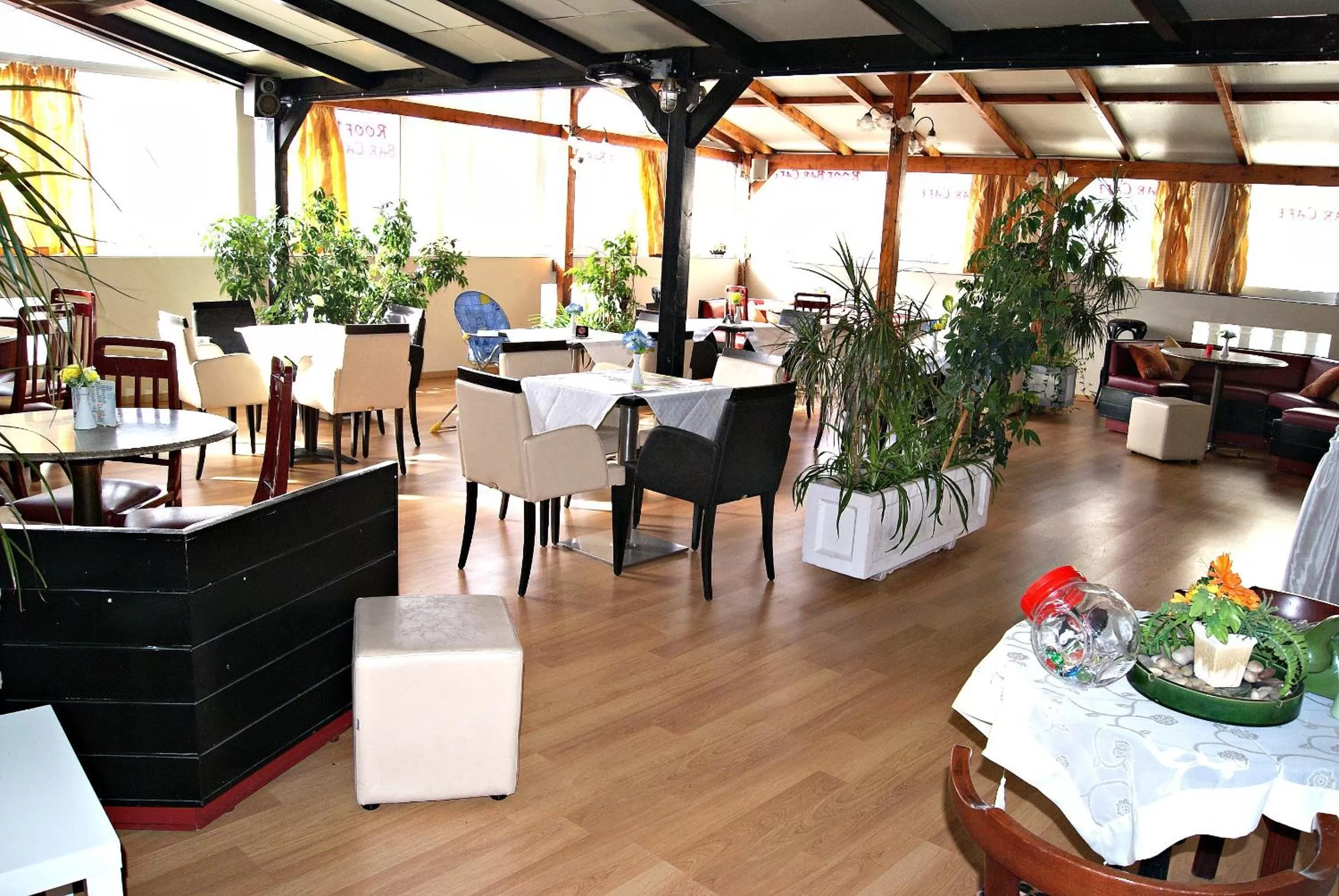 Restaurant/places to eat in Diethnes Hotel