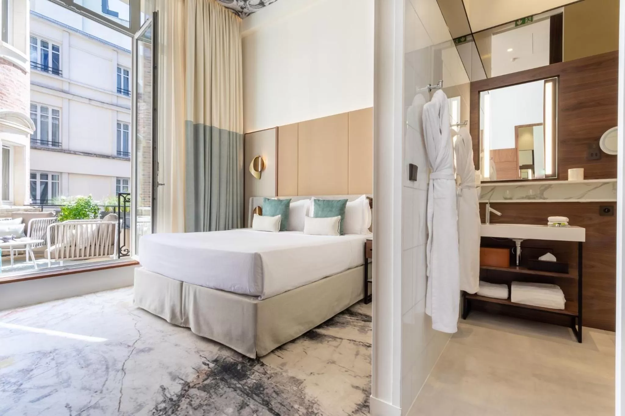 Photo of the whole room, Bed in InterContinental Paris Champs Elysées Etoile by IHG