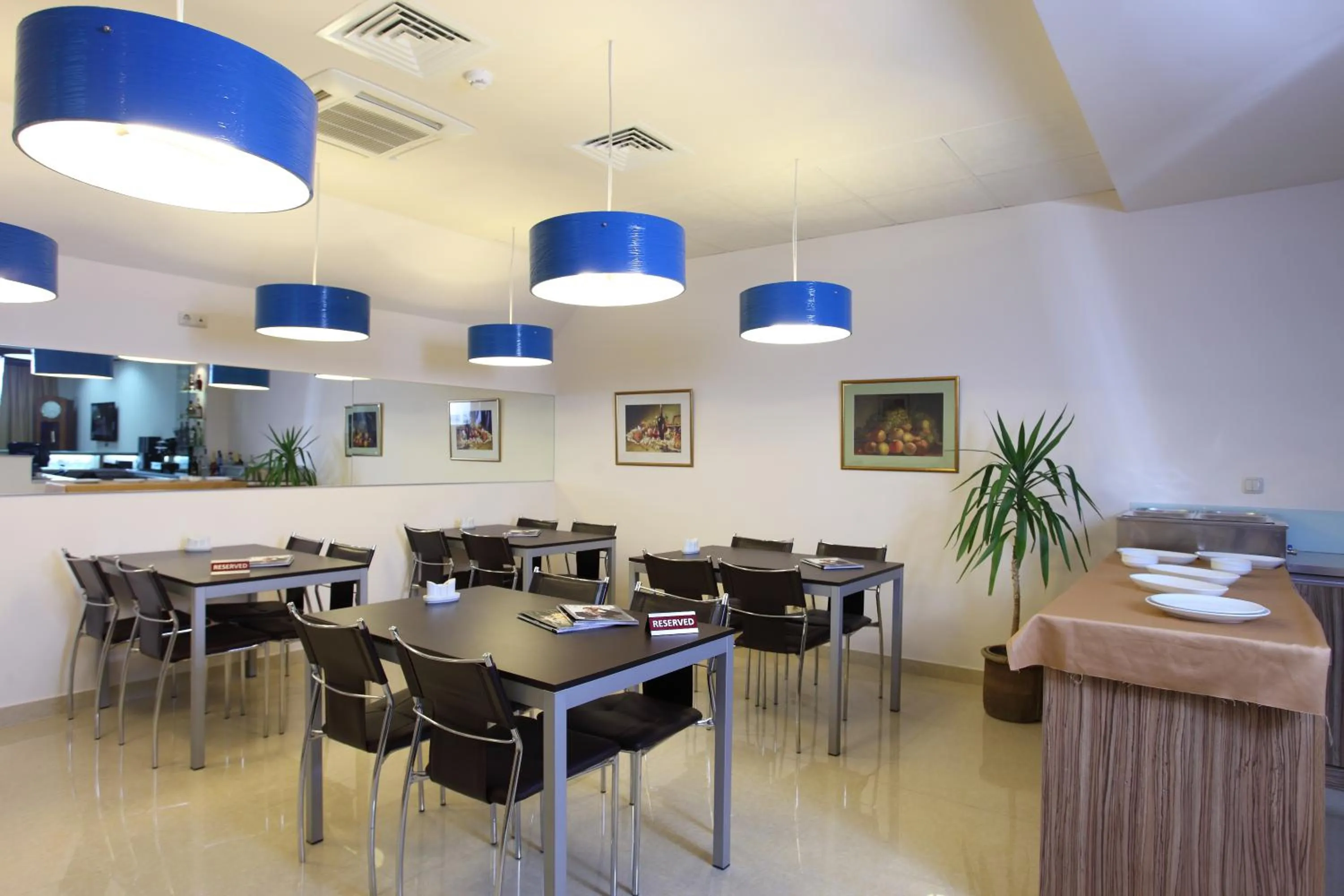 Restaurant/places to eat in Cascade Hotel