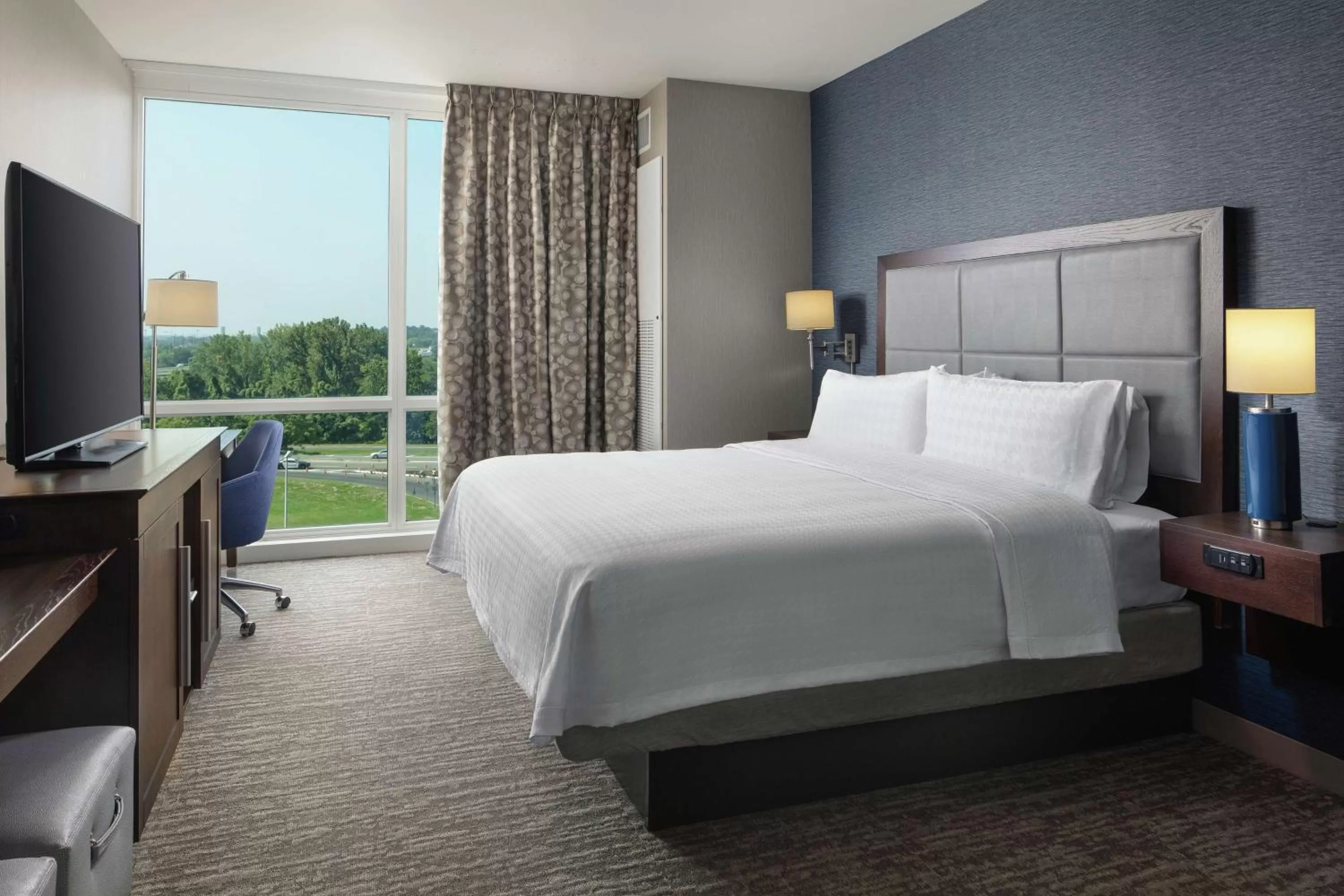 Bedroom, Bed in Hampton Inn & Suites Teaneck/Glenpointe