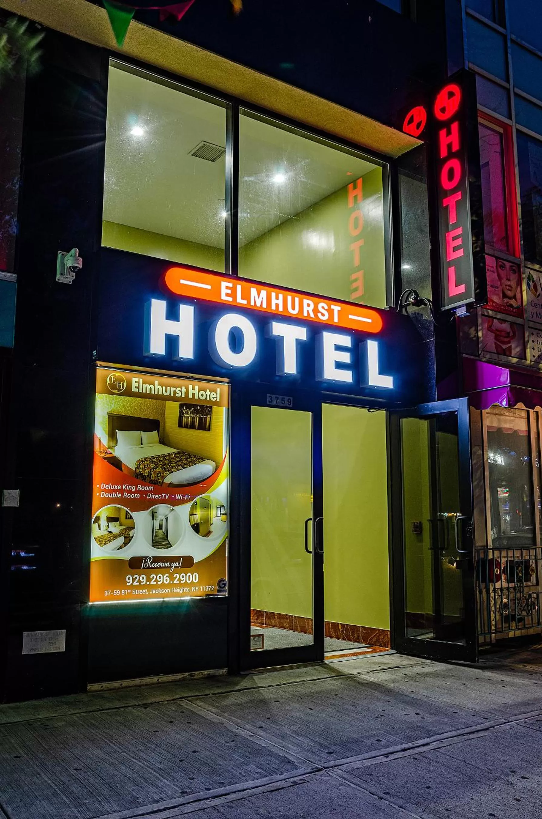 Facade/entrance in Elmhurst Hotel