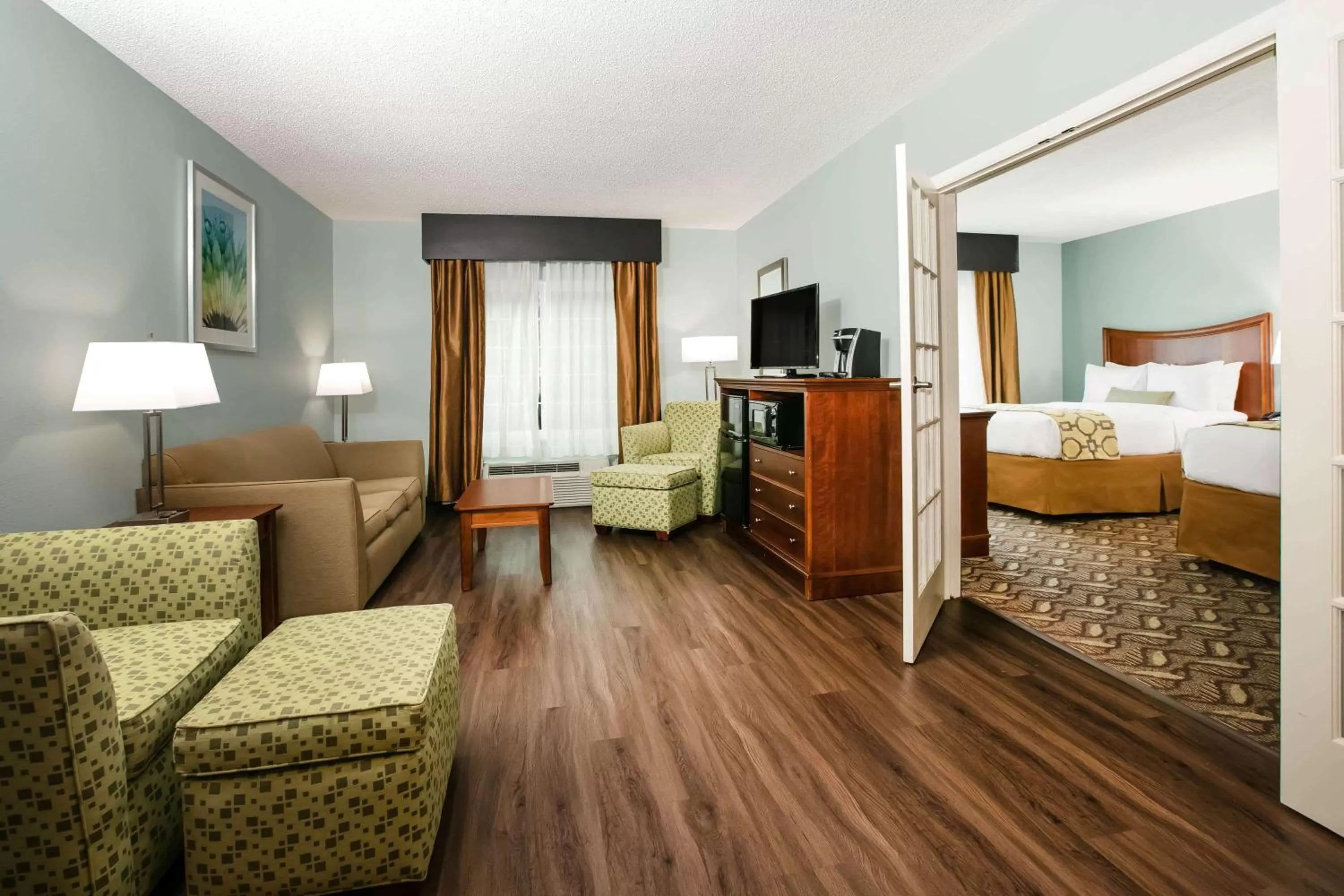 Photo of the whole room, Bed in Baymont Inn & Suites Braselton