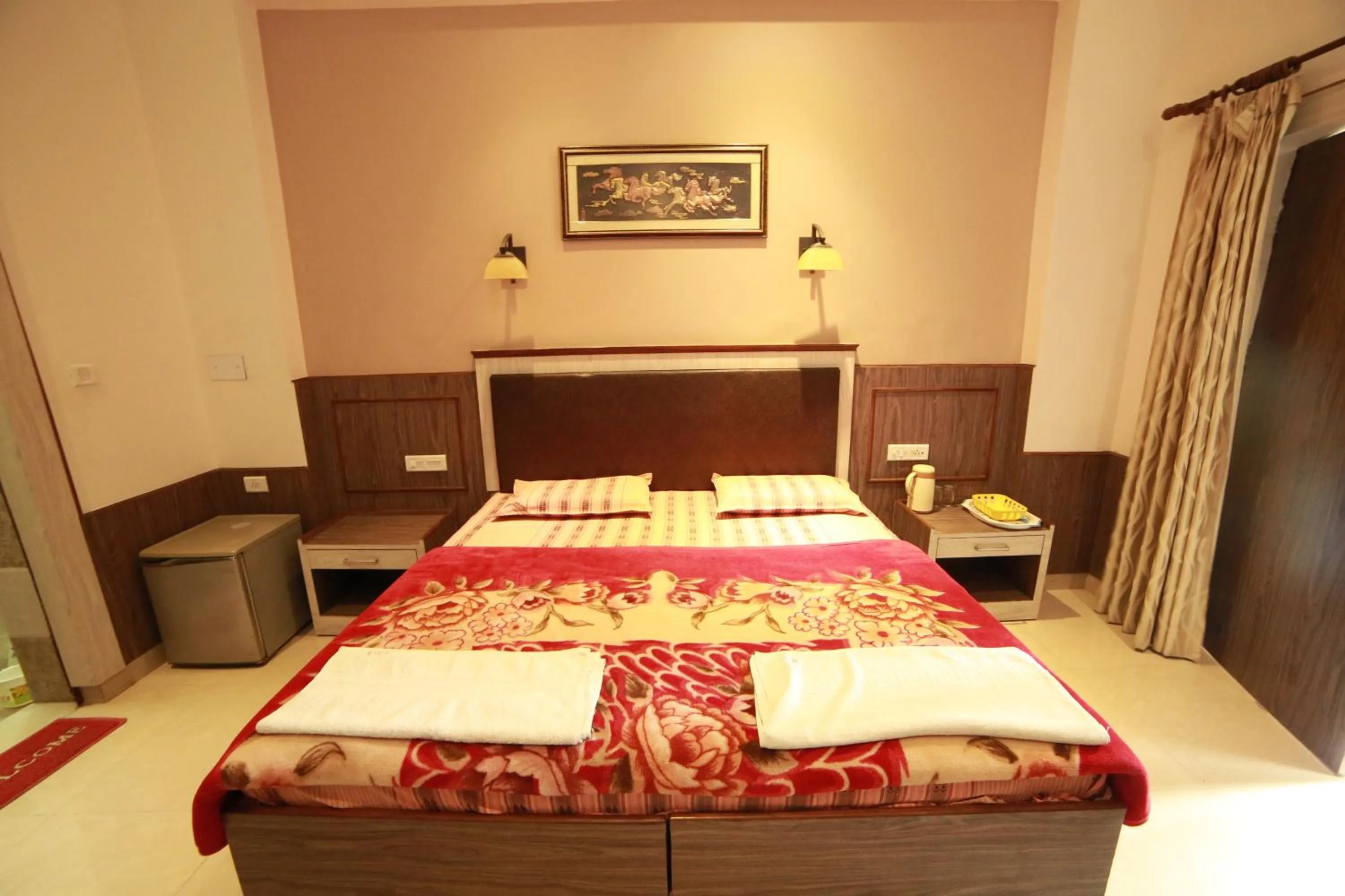 Bed in Hotel Sidhartha Walking Distance From TajMahal