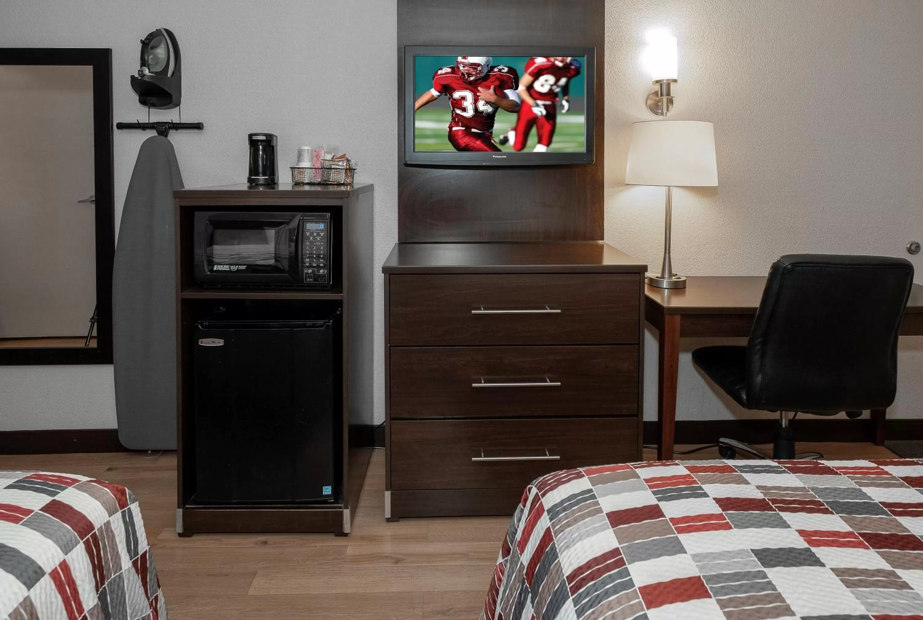 Photo of the whole room, Bed in Red Roof Inn Mt Laurel