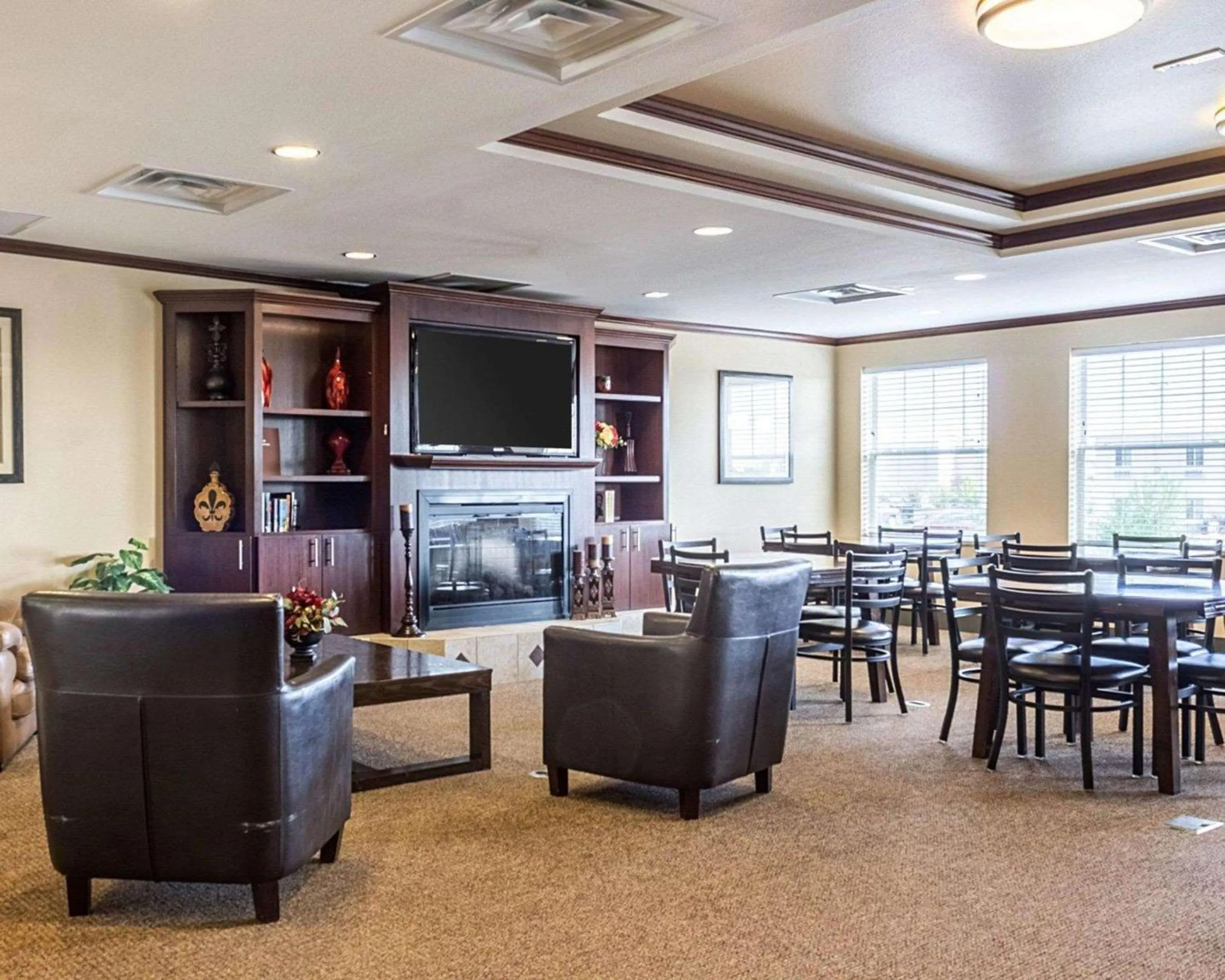 Communal lounge/ TV room in MainStay Suites Minot