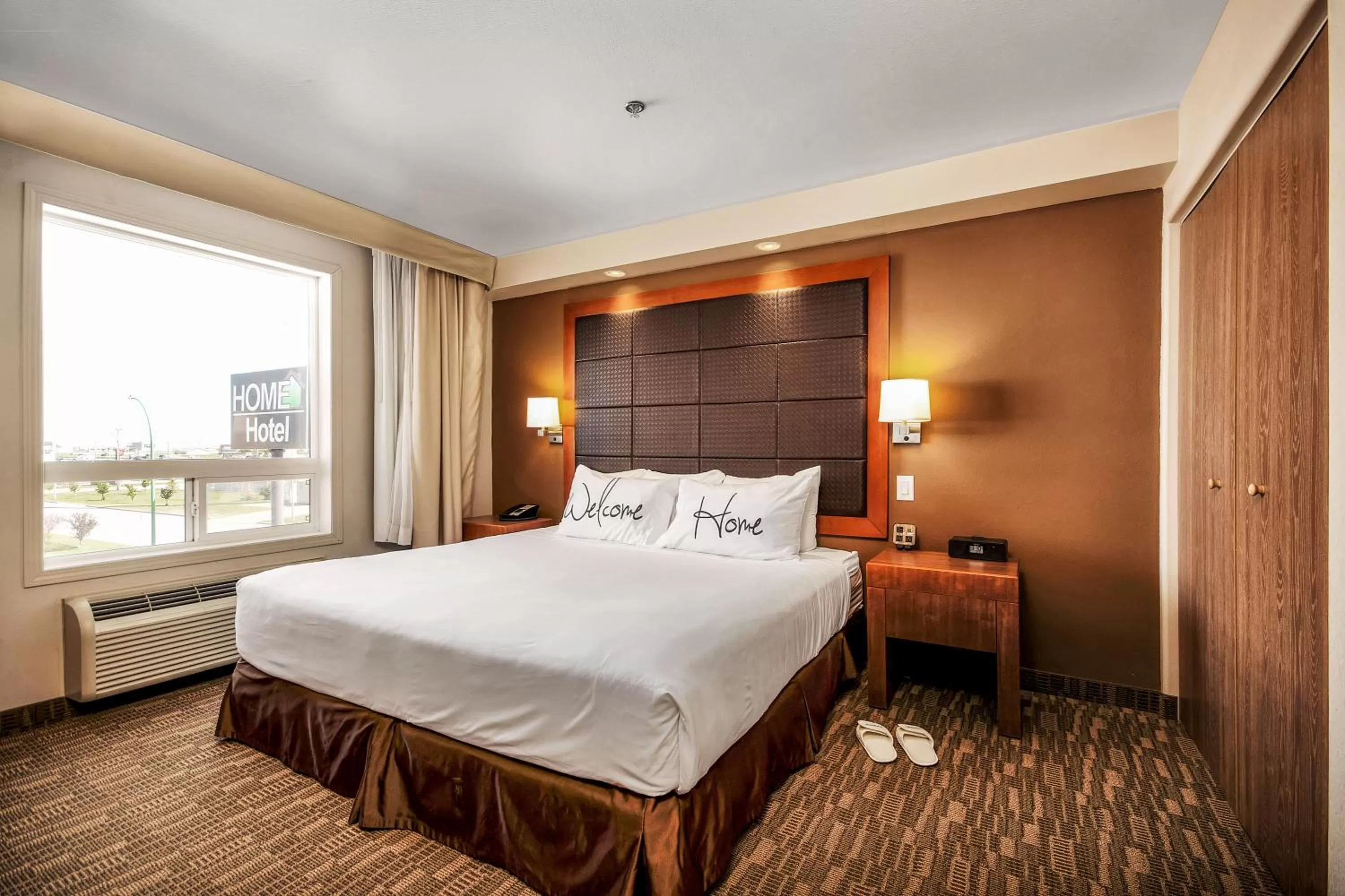 Photo of the whole room, Bed in Home Inn & Suites Regina East